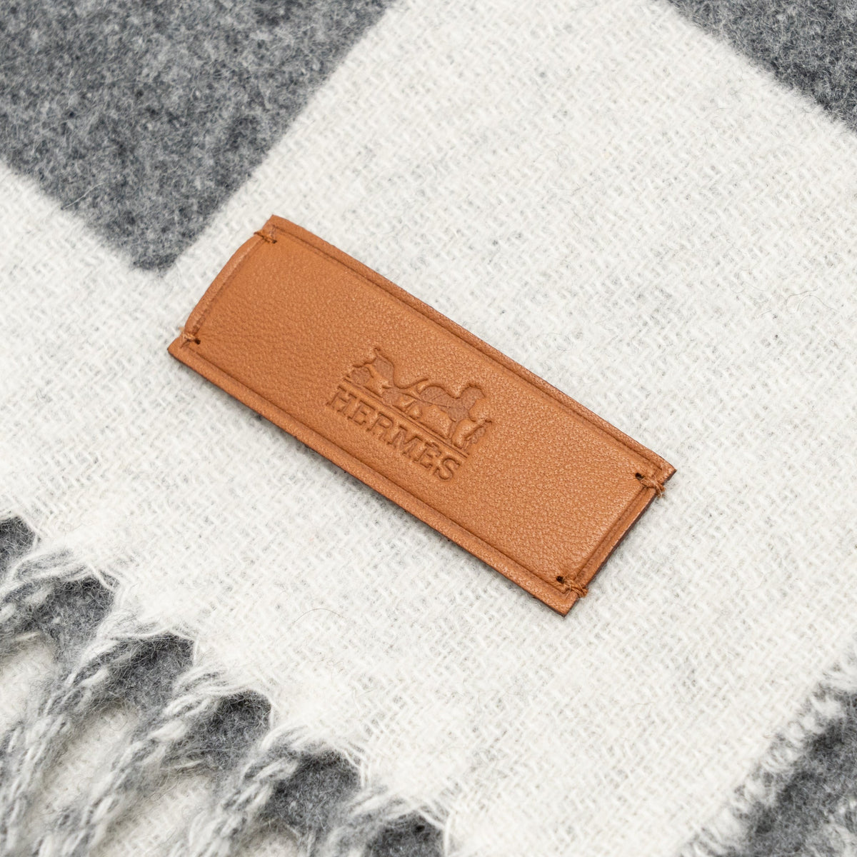 hermes-casaque-saut-de-haie-scarf-cashmere-gris-flanelle-voire-copy-1