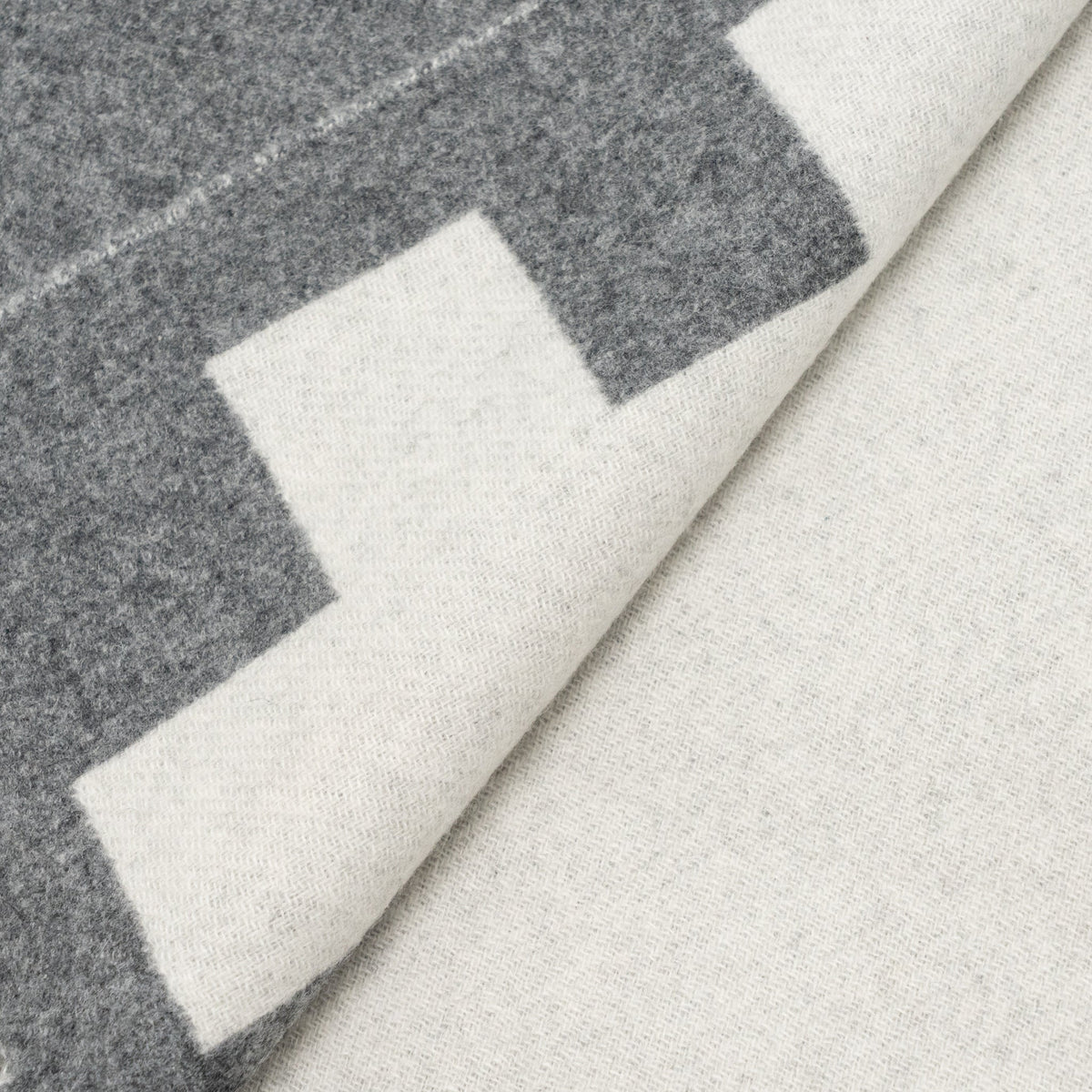 hermes-casaque-saut-de-haie-scarf-cashmere-gris-flanelle-voire-copy-1