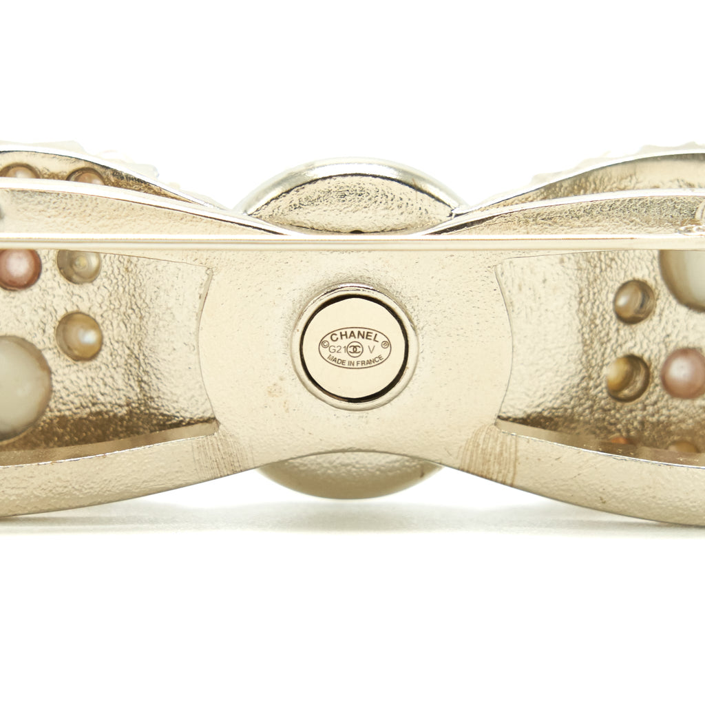chanel-21v-pearly-bow-brooch