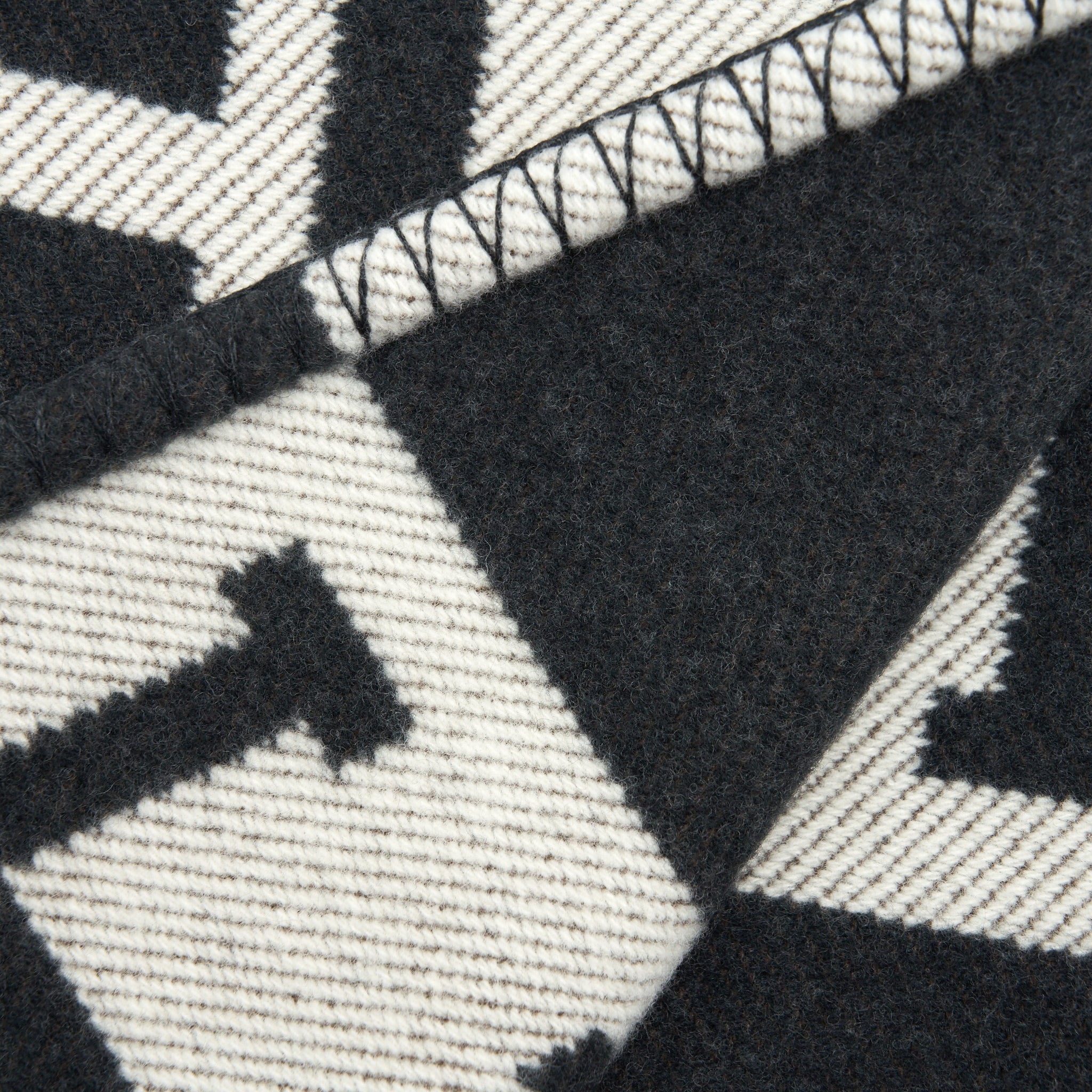 hermes-avalon-throw-blanket-gris-fonce-ecru