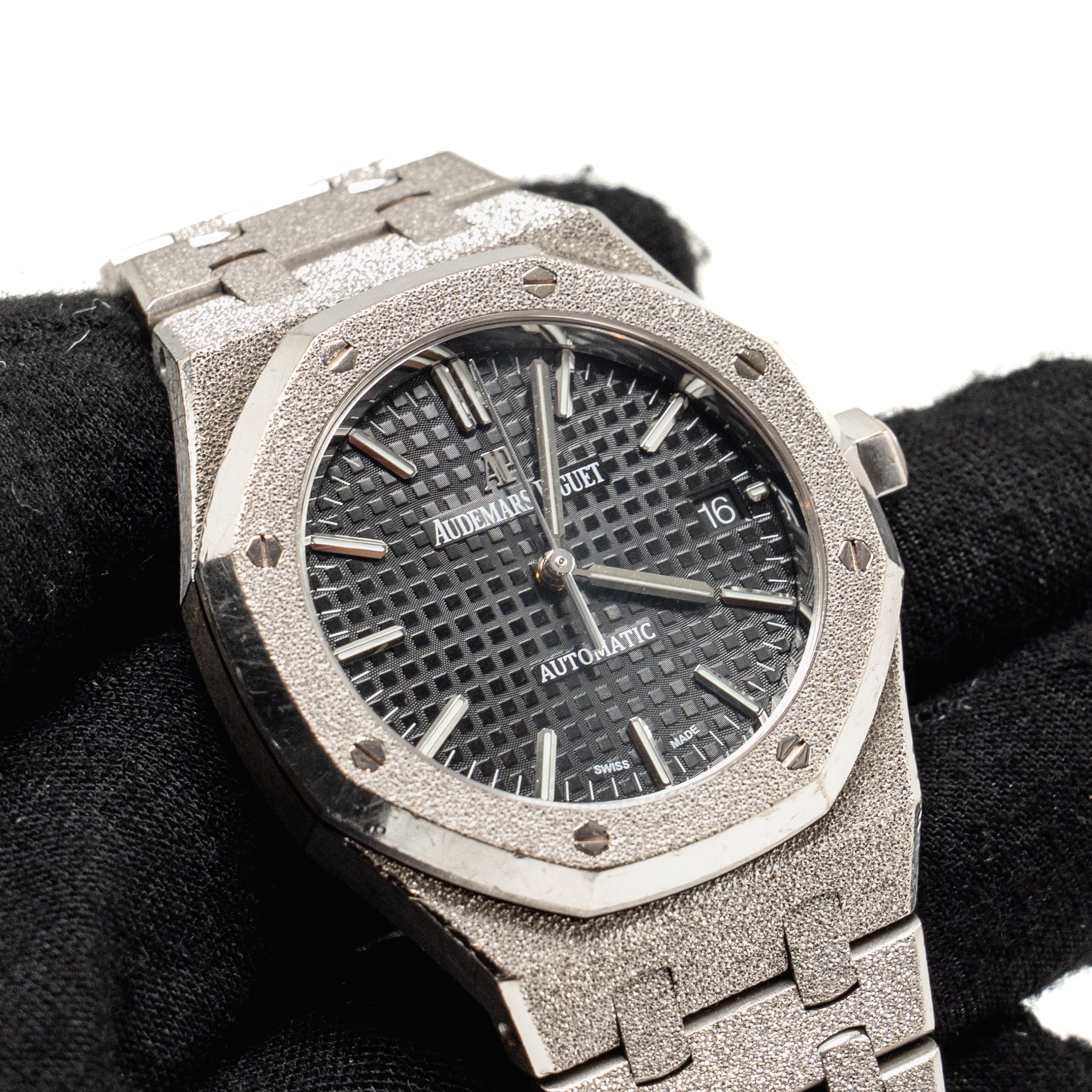 audemars-piguet-royal-oak-37mm-frosted-white-gold-black-dial-model-15454bc-gg-1259bc-03