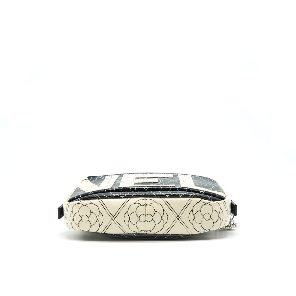 chanel-cc-logo-camera-bag