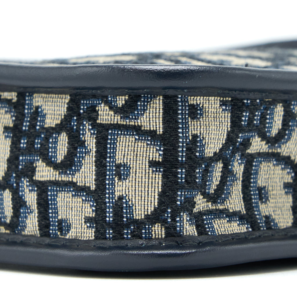 dior-diorquake-pouch-blue-oblique-canvas-with-an-extra-strap