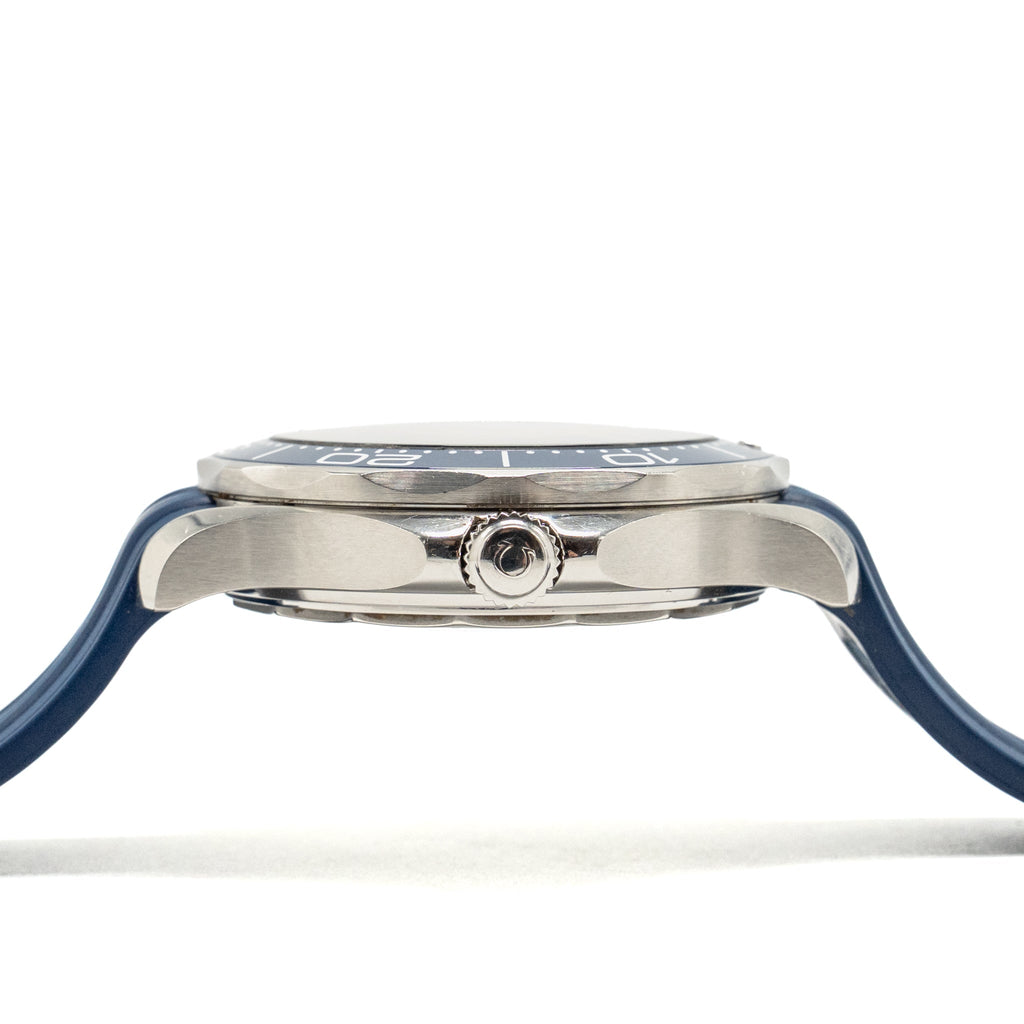 omega-seamaster-diver-300m-42mm-steel-on-blue-rubber-strap-grey-dial-model-21032422006001