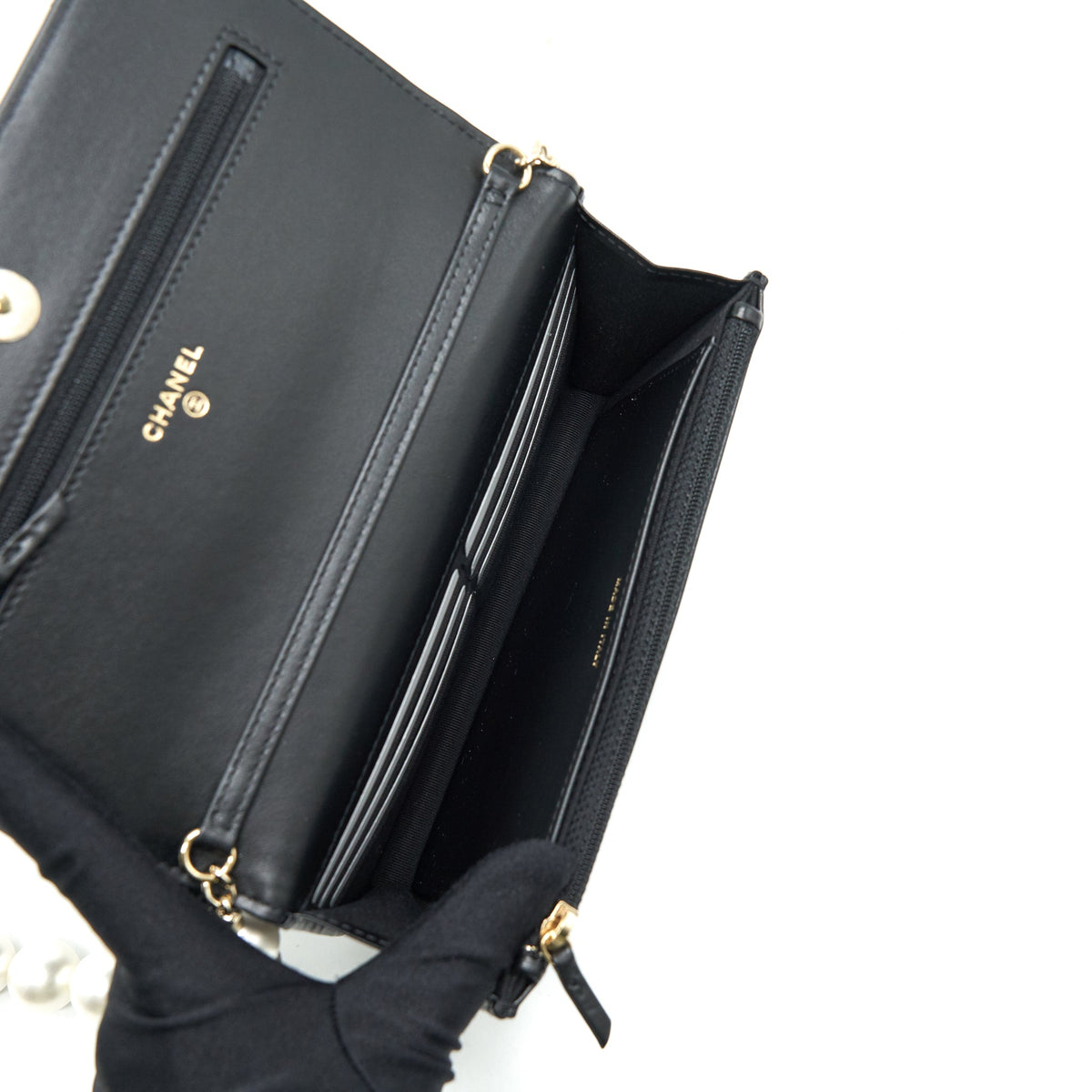 chanel-giant-pearl-crush-wallet-on-chain-black