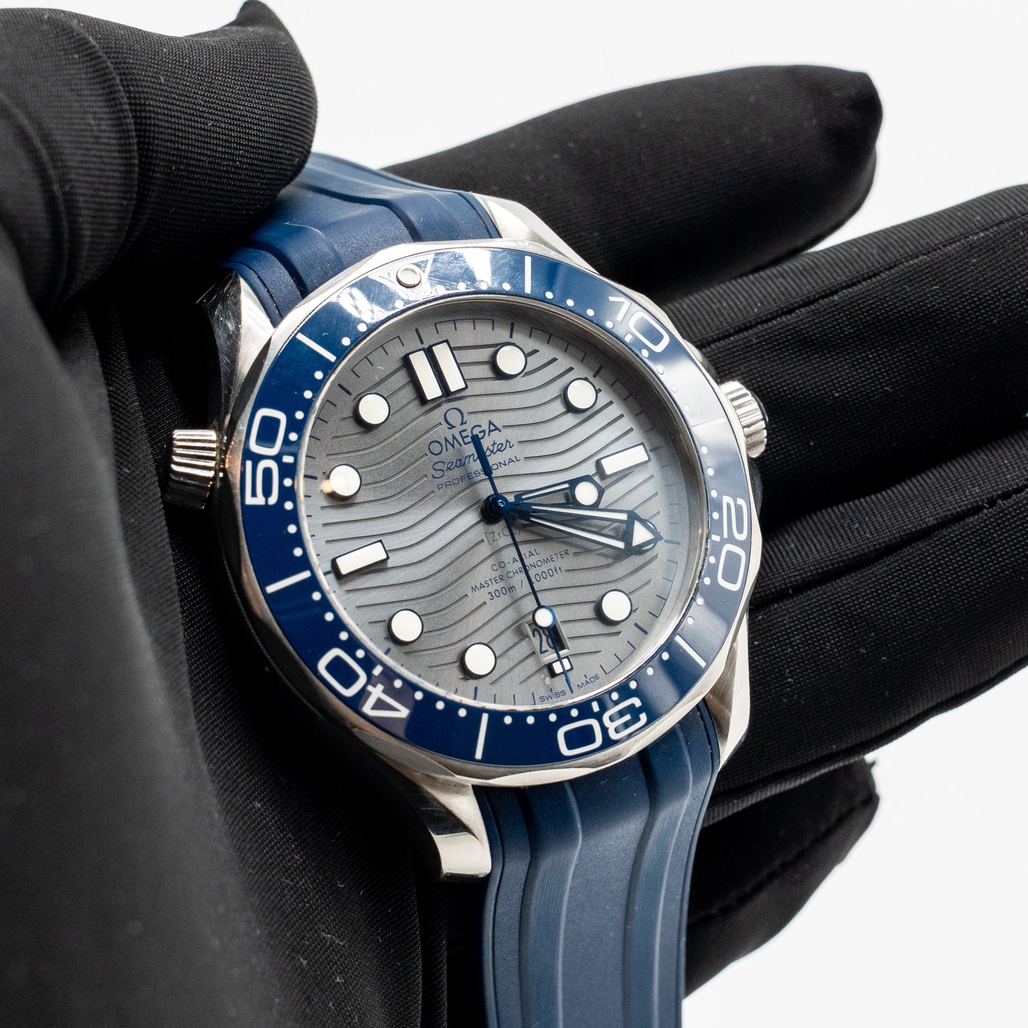 omega-seamaster-diver-300m-42mm-steel-on-blue-rubber-strap-grey-dial-model-21032422006001