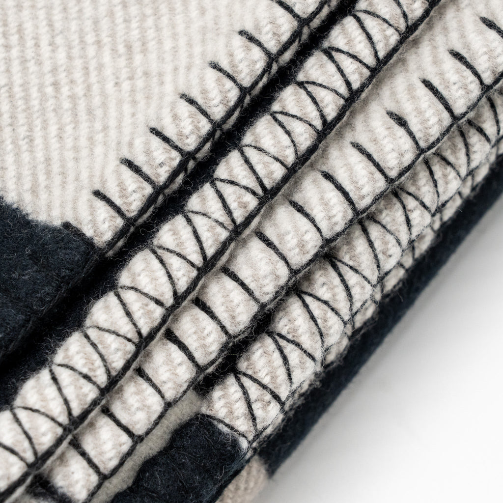 hermes-avalon-throw-blanket-merinos-wool-cashmere-ecru-noir-copy