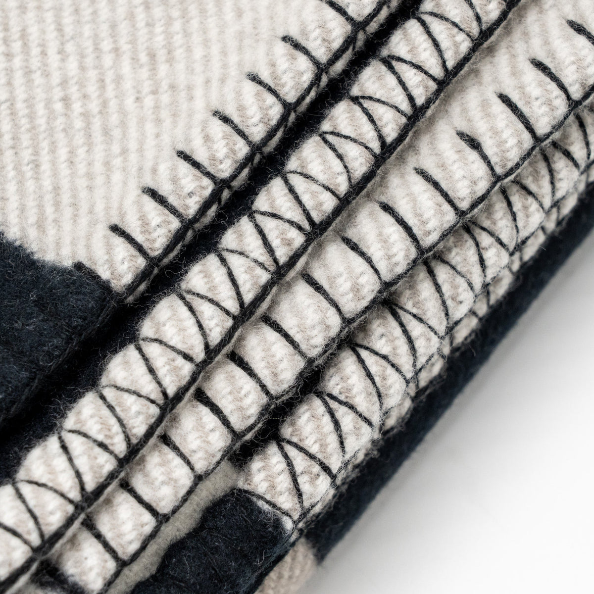 hermes-avalon-throw-blanket-merinos-wool-cashmere-ecru-noir-copy