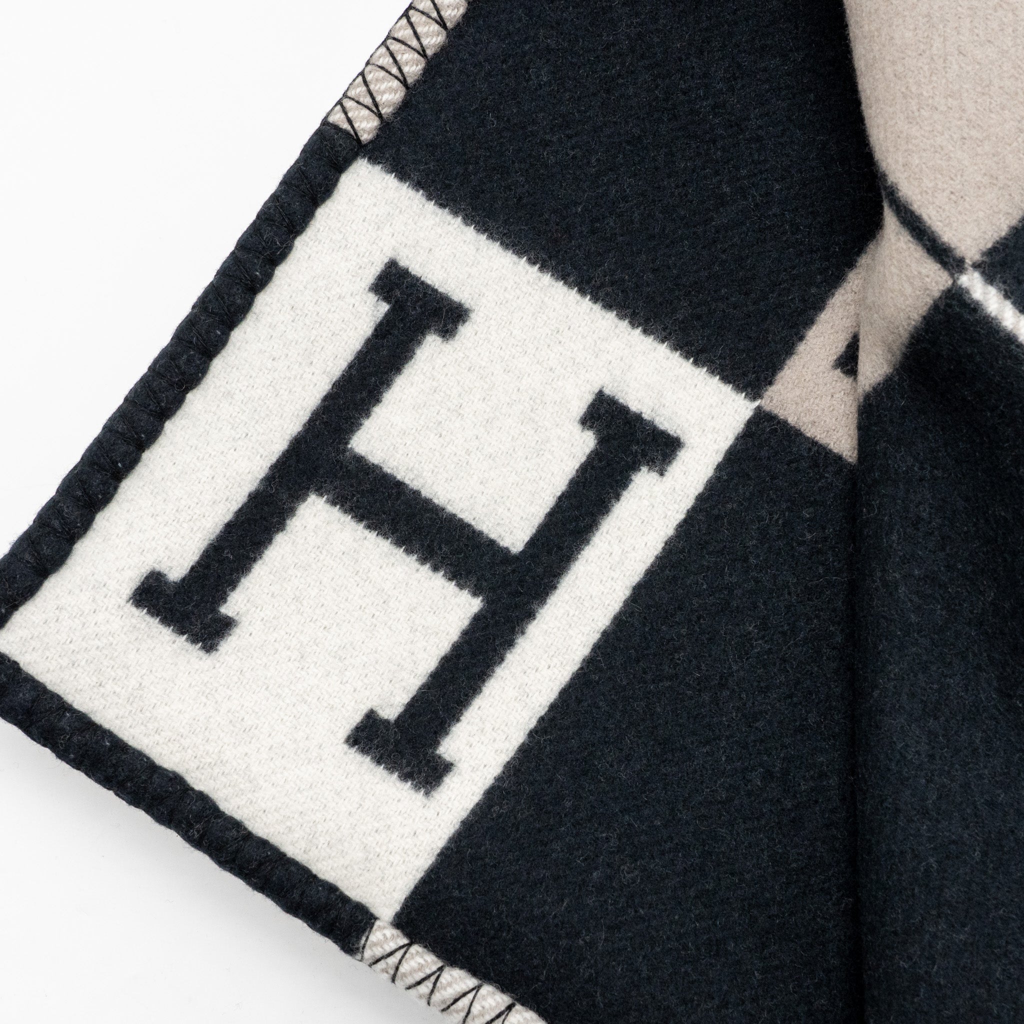 hermes-avalon-throw-blanket-merinos-wool-cashmere-ecru-noir-copy