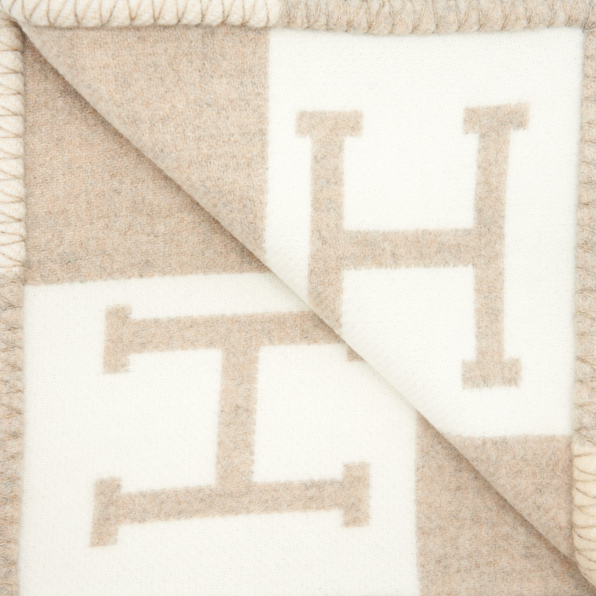 hermes-avalon-throw-blanket-camomille-color
