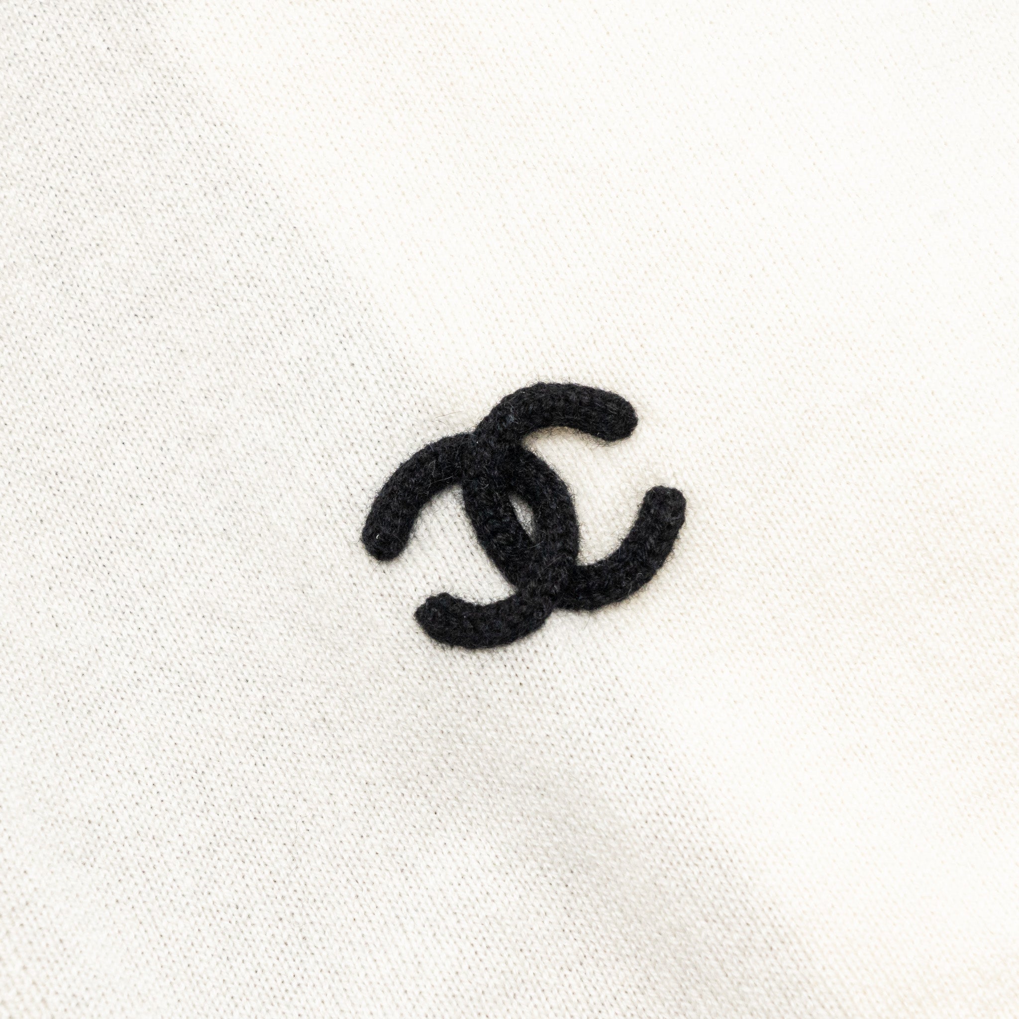chanel-cc-logo-scarf-cashmere-black-white
