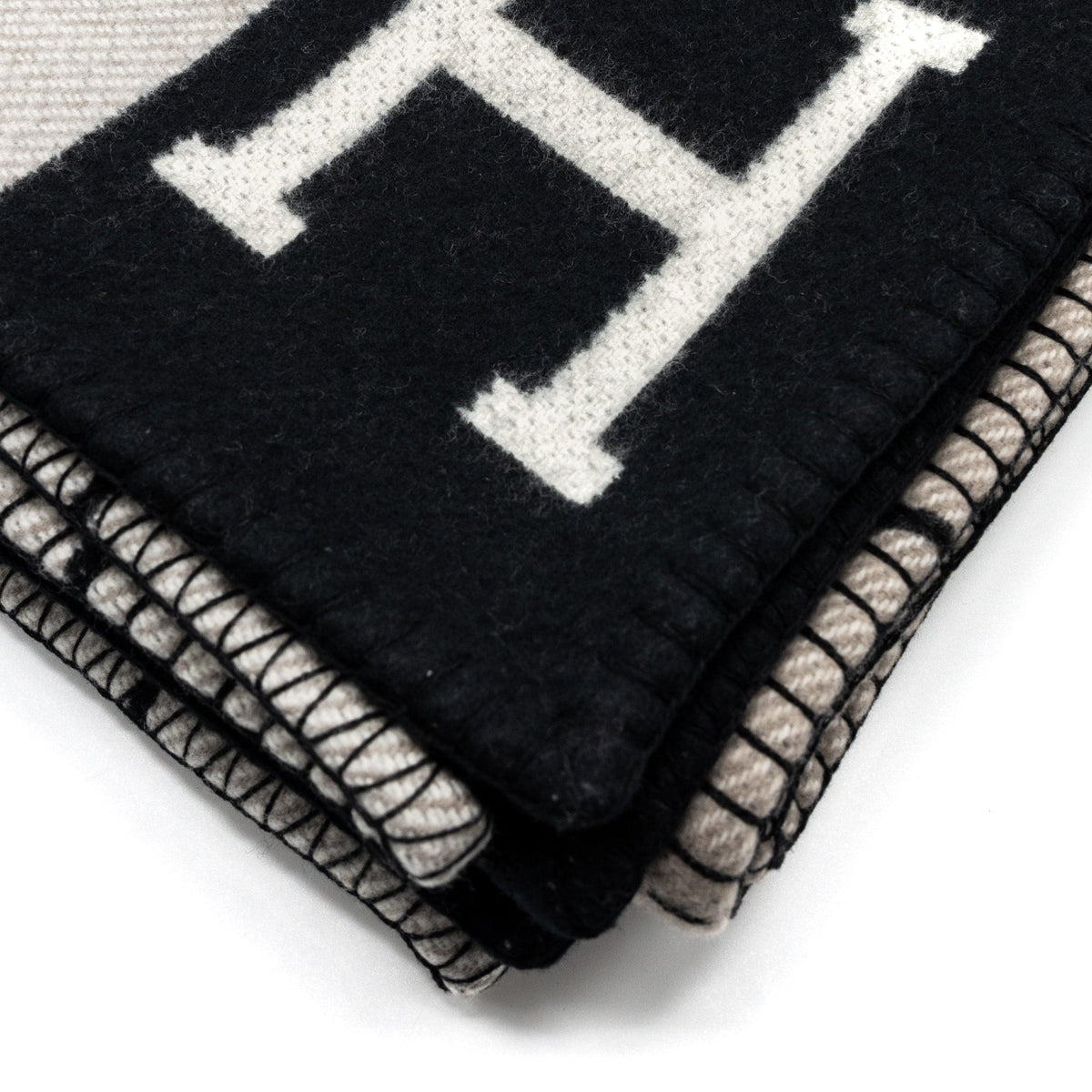 hermes-avalon-throw-blanket-ecru-noir-1