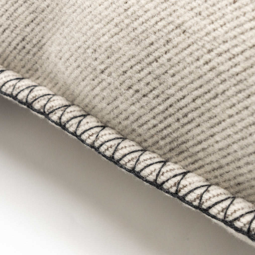 hermes-avalon-pillow-small-model-ecru-gris-fonce-5