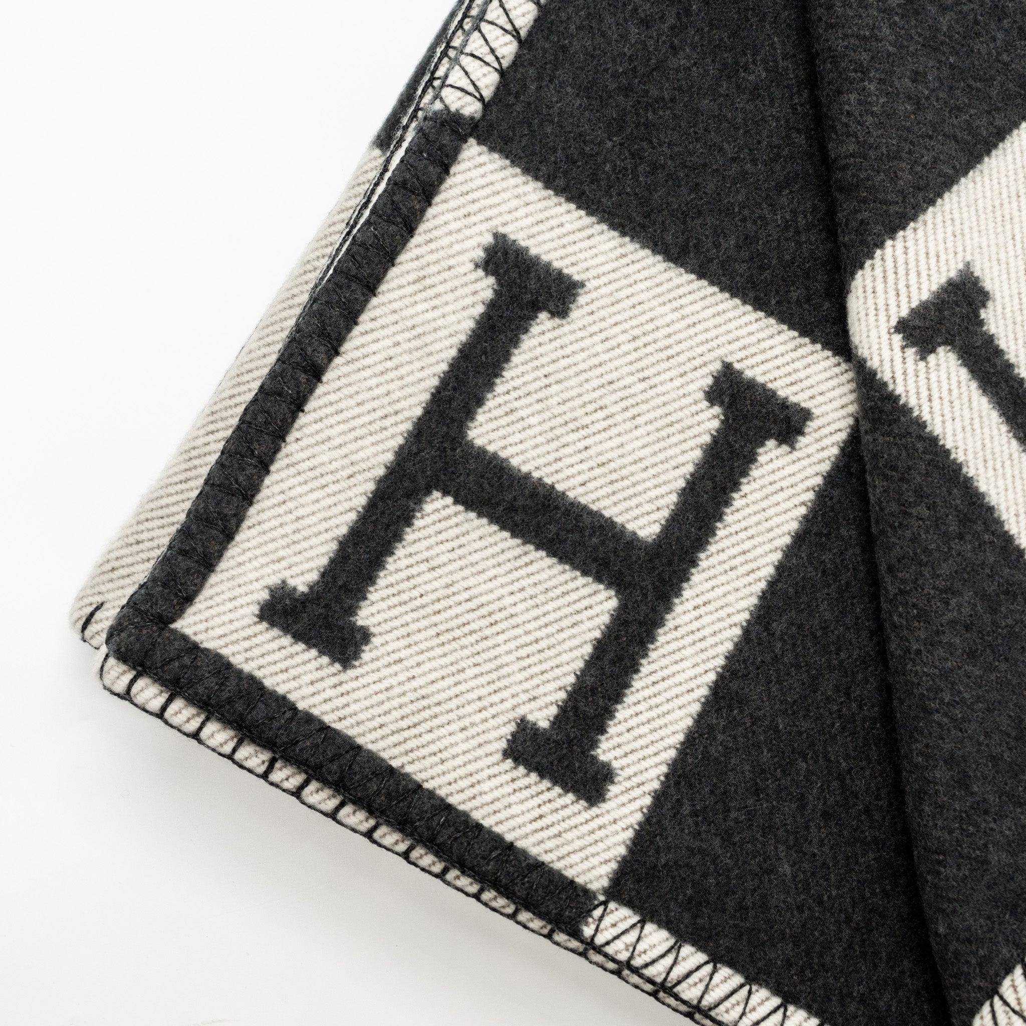 hermes-avalon-throw-blanket-ecru-gris-fonce-2