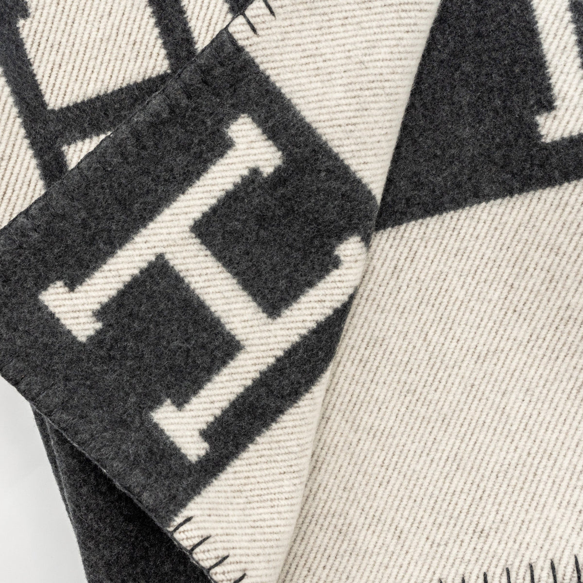 hermes-avalon-thrown-blanket-wool-cashmere-ecru-gris-fonce