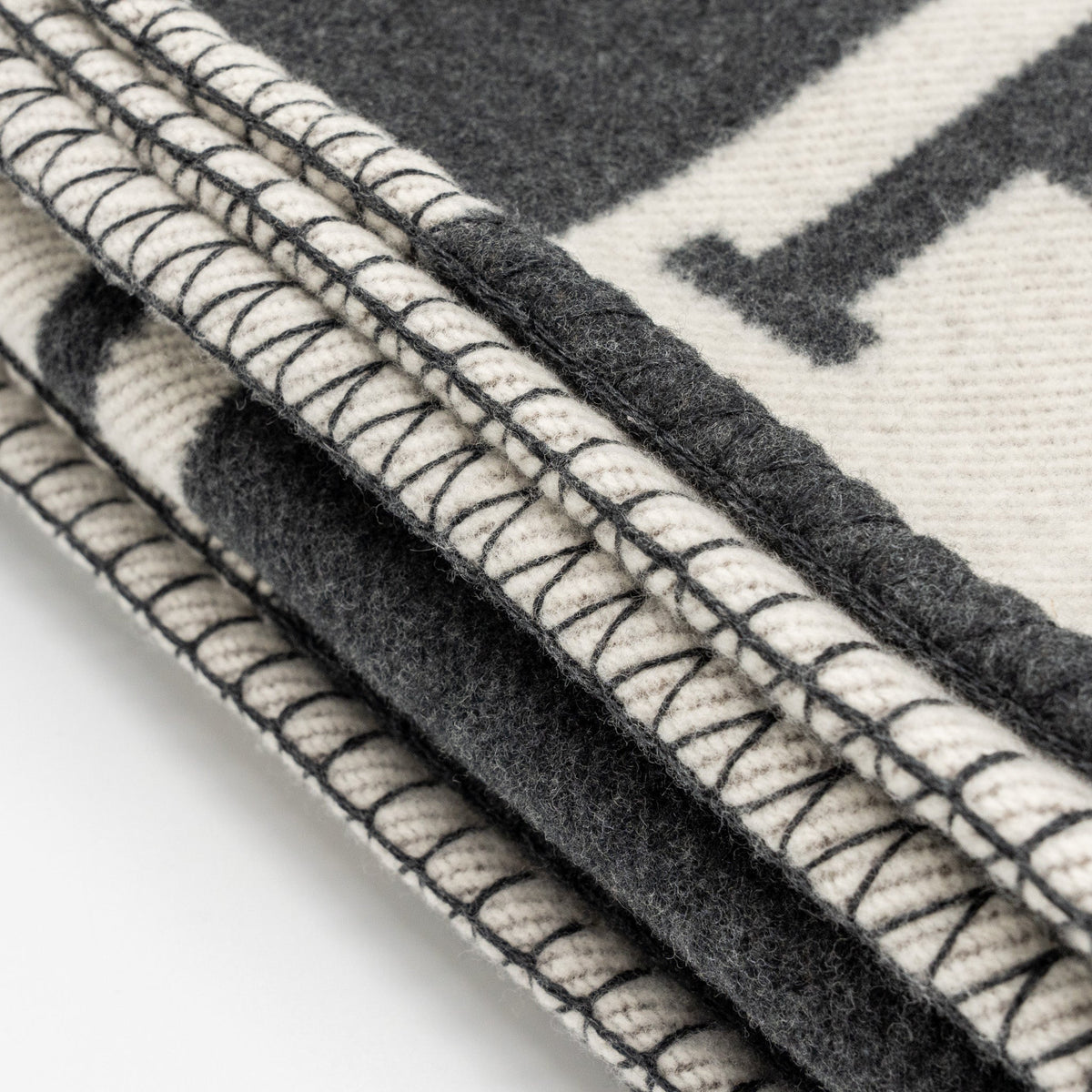hermes-avalon-thrown-blanket-wool-cashmere-ecru-gris-fonce