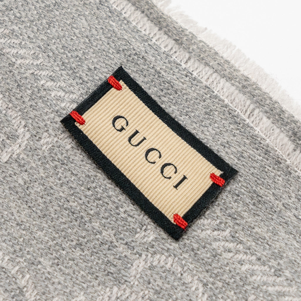 gucci-knitted-wool-scarf-gg-supreme-jacquard-light-grey