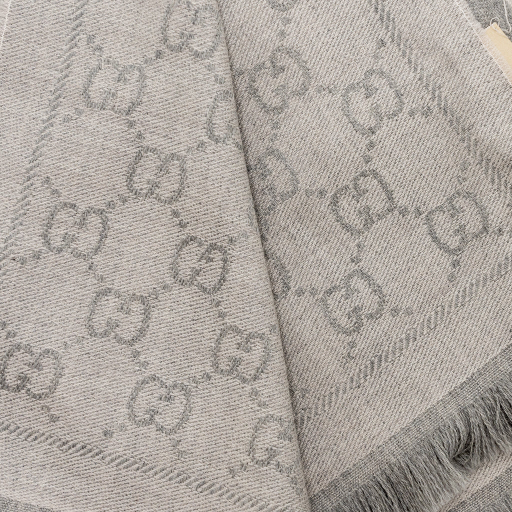 gucci-knitted-wool-scarf-gg-supreme-jacquard-light-grey
