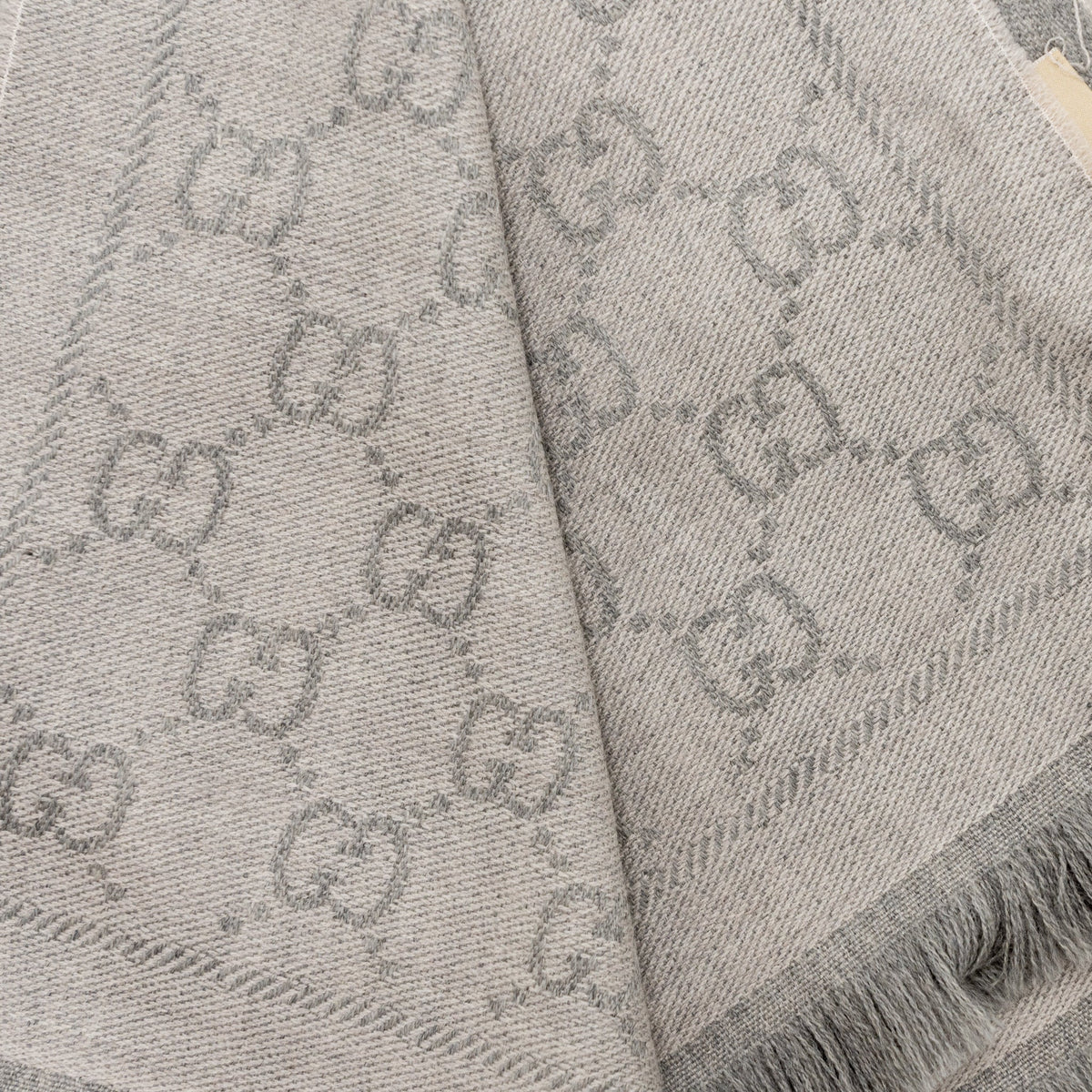 gucci-knitted-wool-scarf-gg-supreme-jacquard-light-grey
