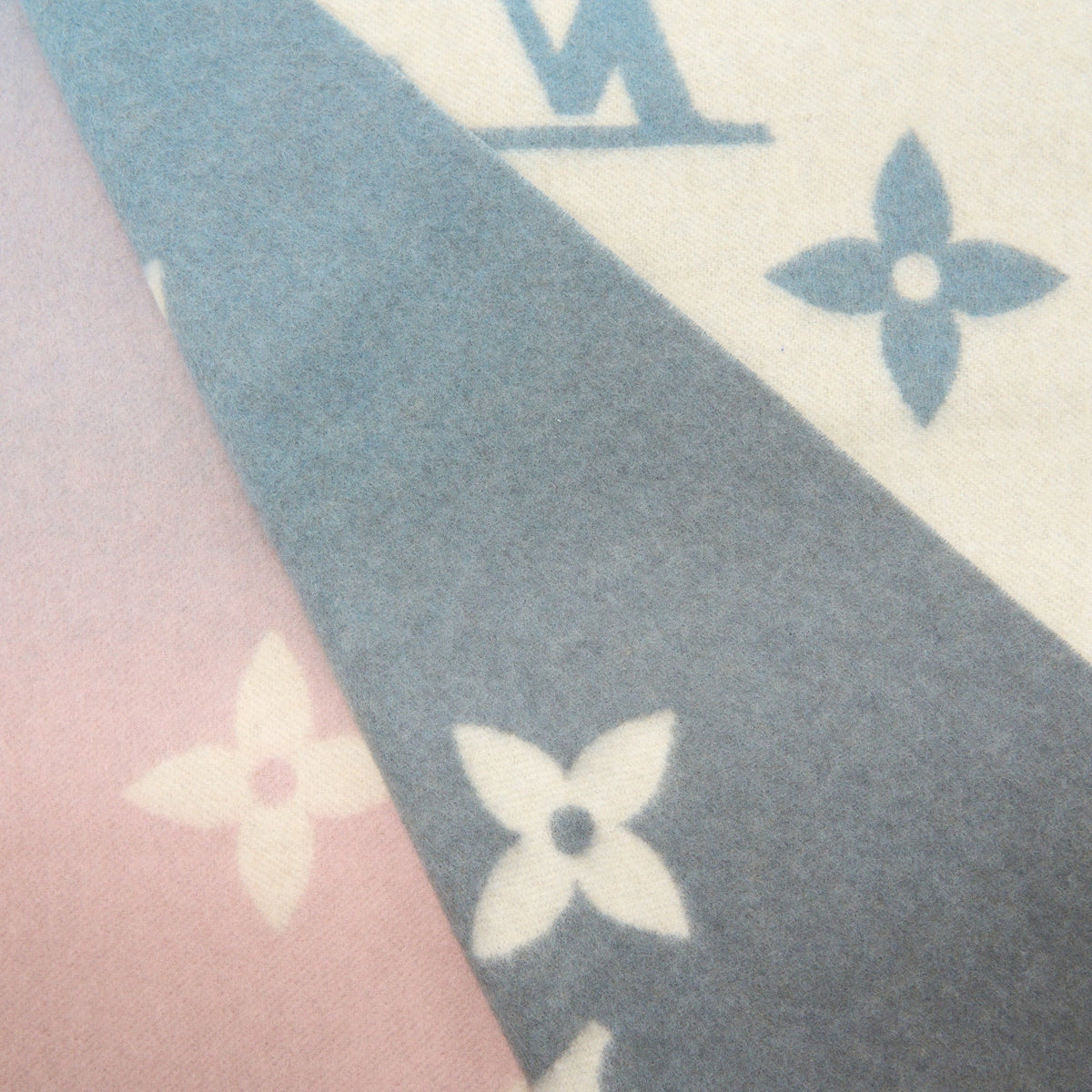 louis-vuitton-reykjavik-gradient-scarf-190-x-45cm-cashmere-blue-rose