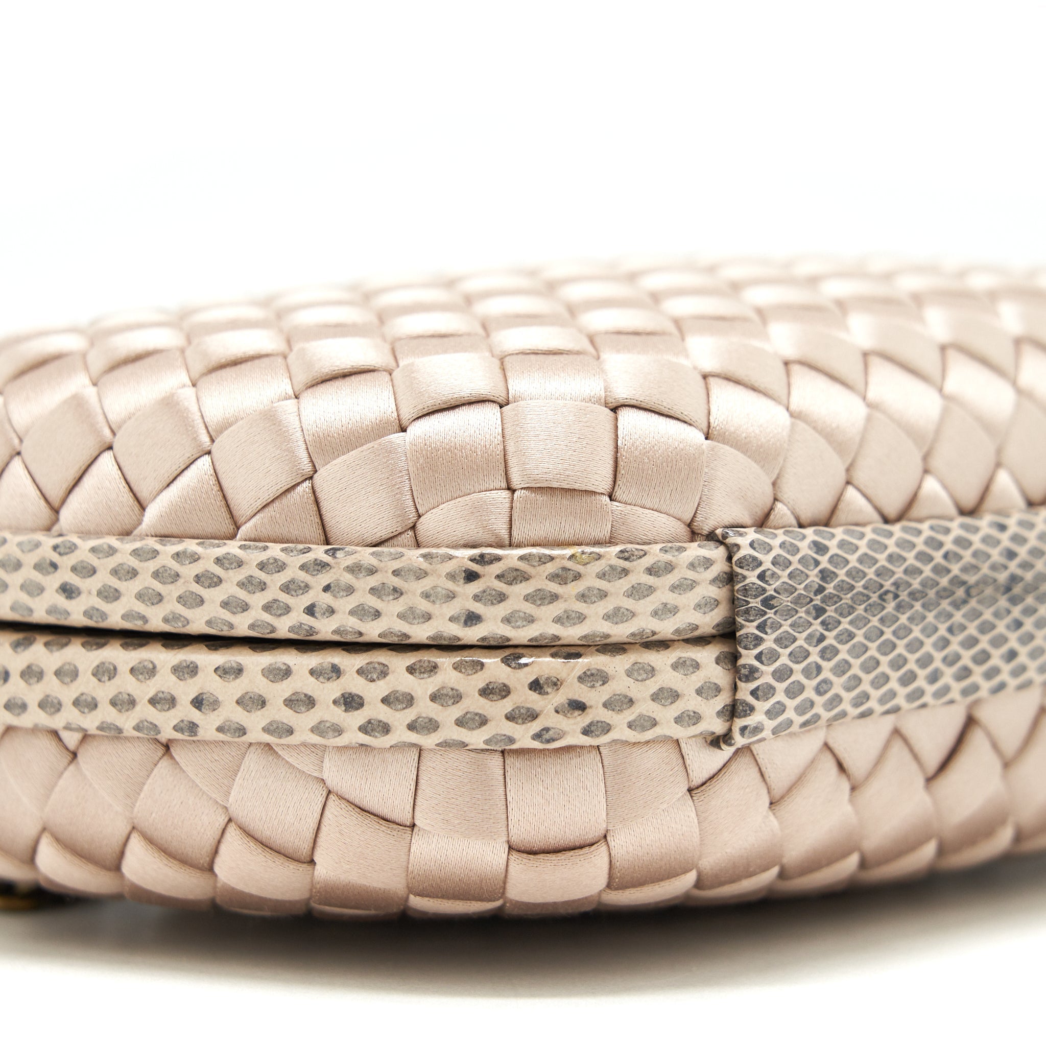bottega-veneta-stretch-knot-clutch-beige-light-brown