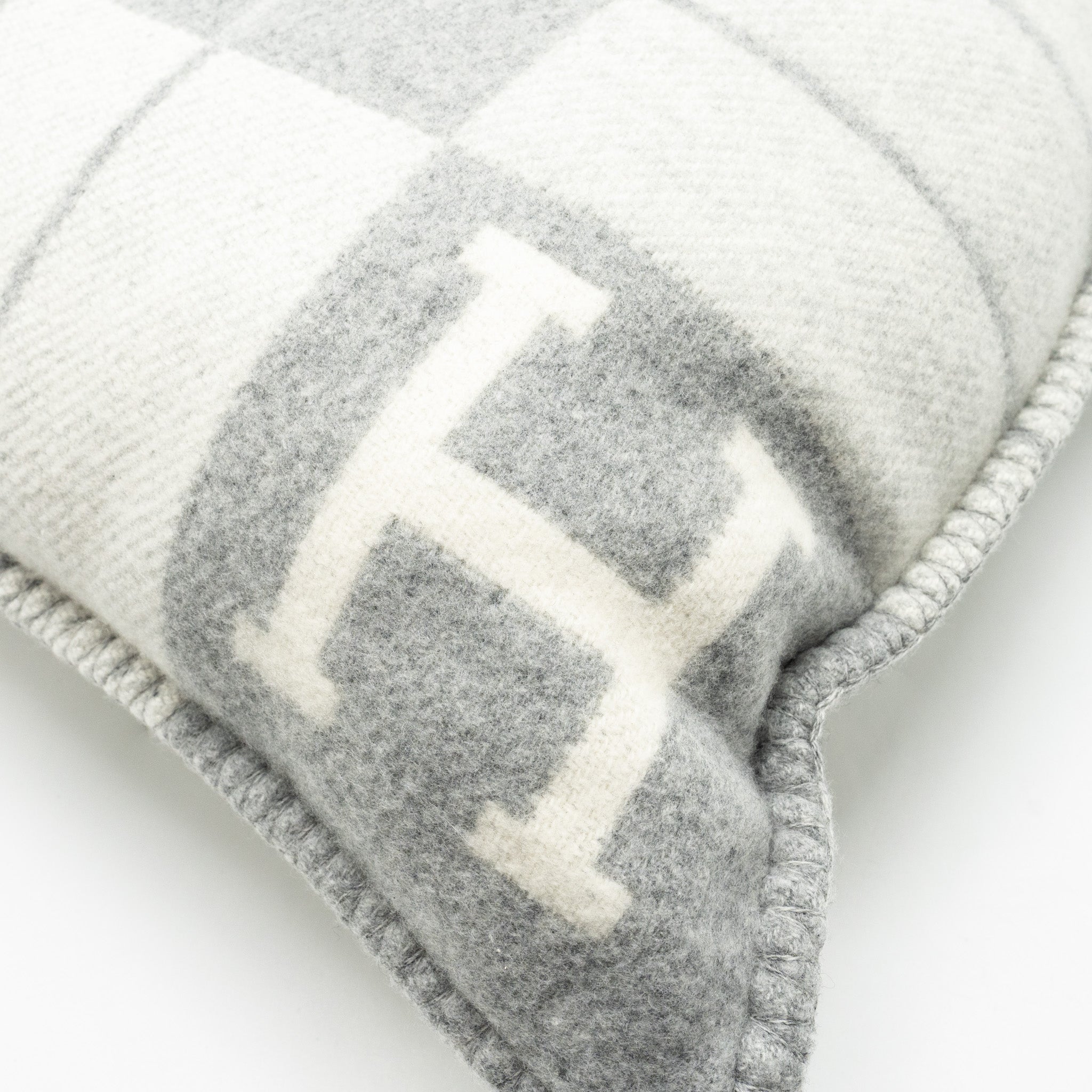 hermes-avalon-iii-pillow-ecru-gris-clair