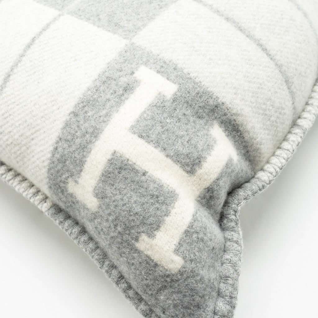 hermes-avalon-iii-pillow-ecru-gris-clair-1