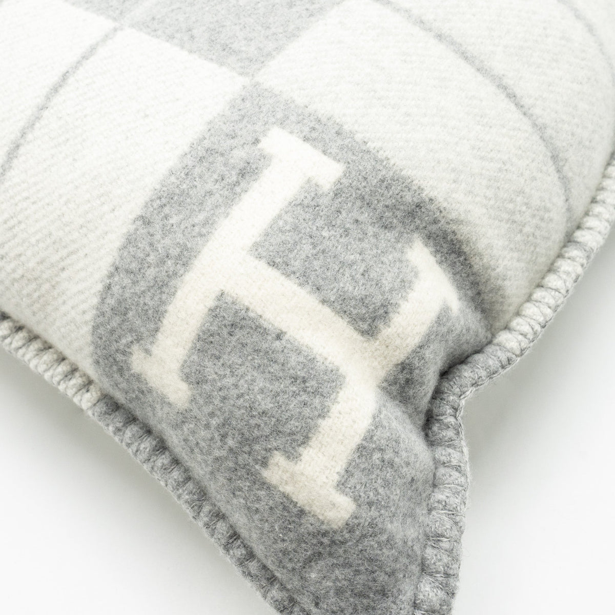 hermes-avalon-iii-pillow-ecru-gris-clair-1