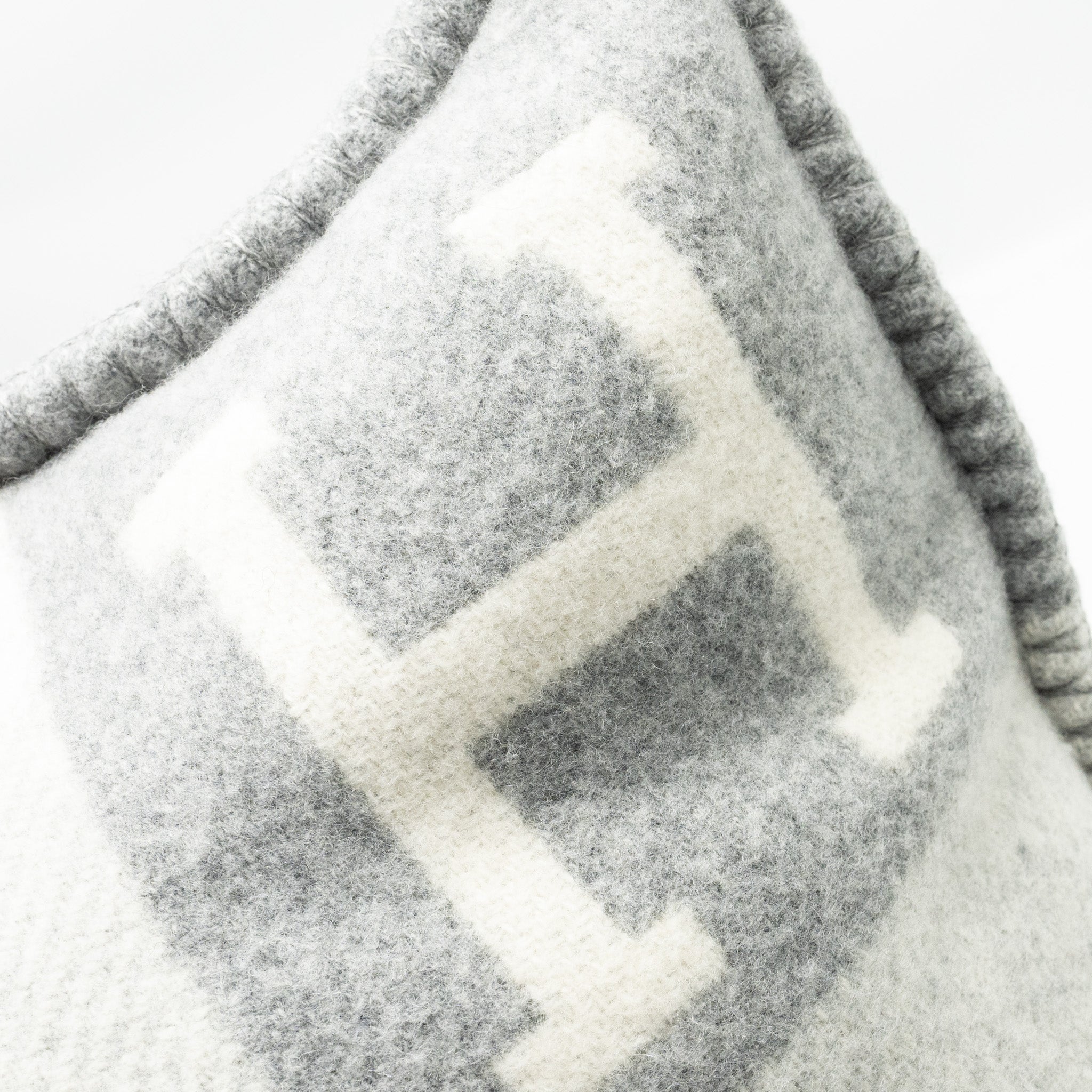 hermes-avalon-iii-pillow-ecru-gris-clair-1
