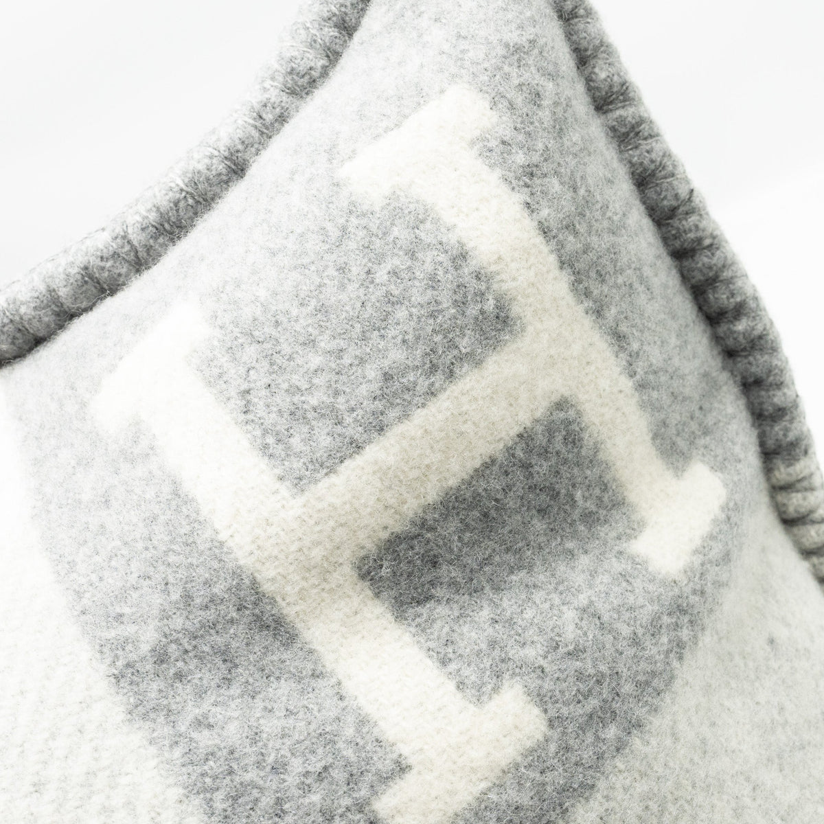 hermes-avalon-iii-pillow-ecru-gris-clair