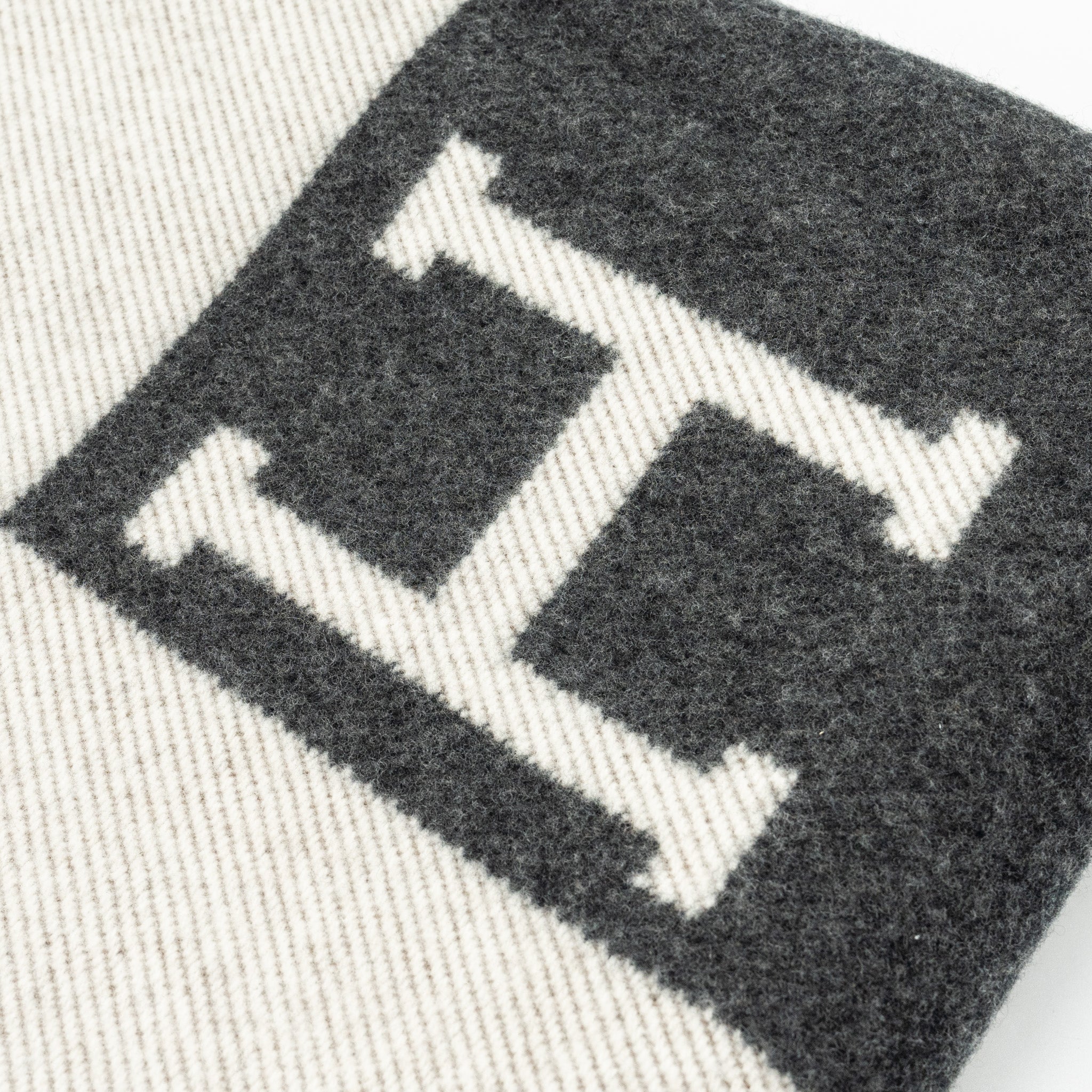 hermes-avalon-throw-blanket-ecru-gris-fonce-3