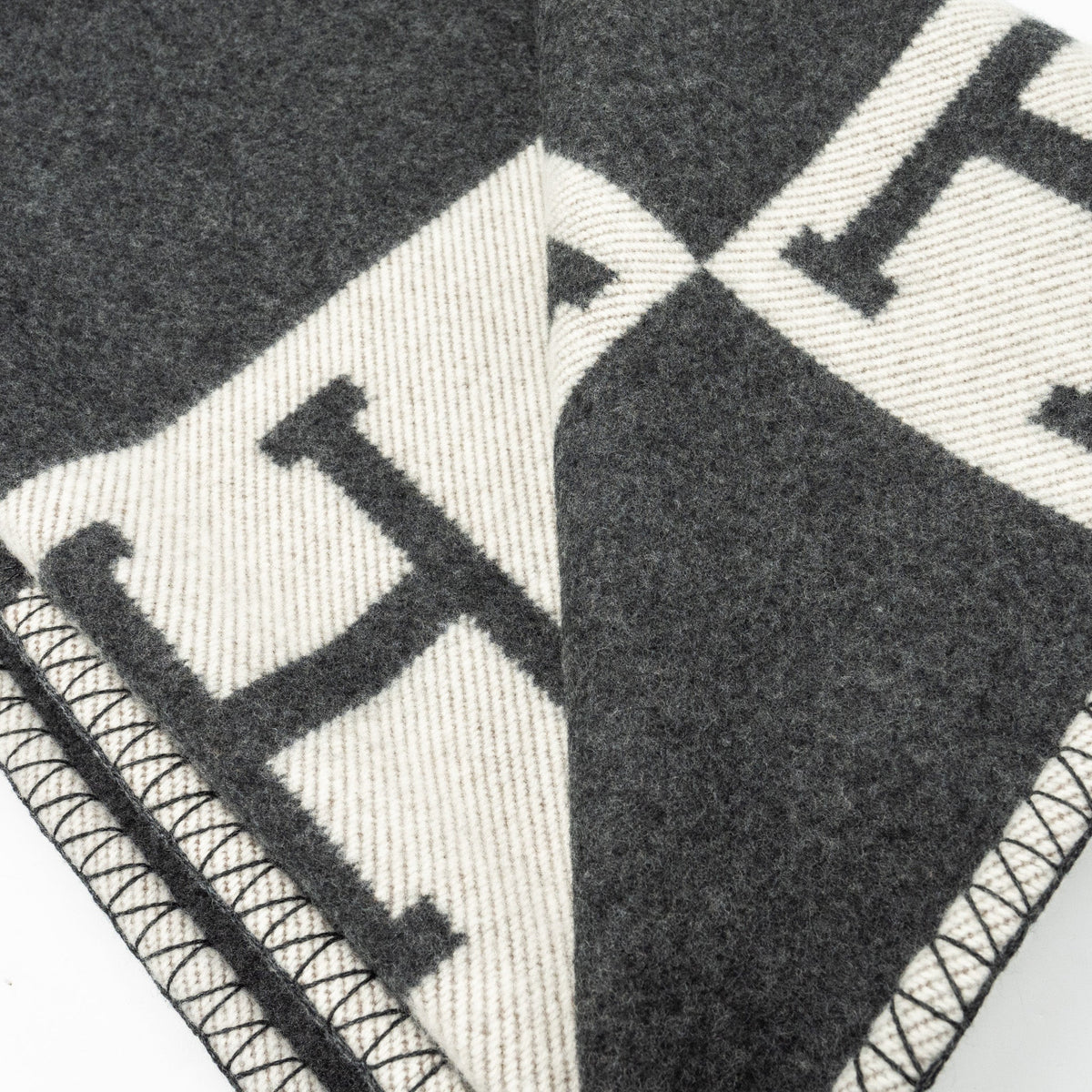 hermes-avalon-throw-blanket-ecru-gris-fonce-3
