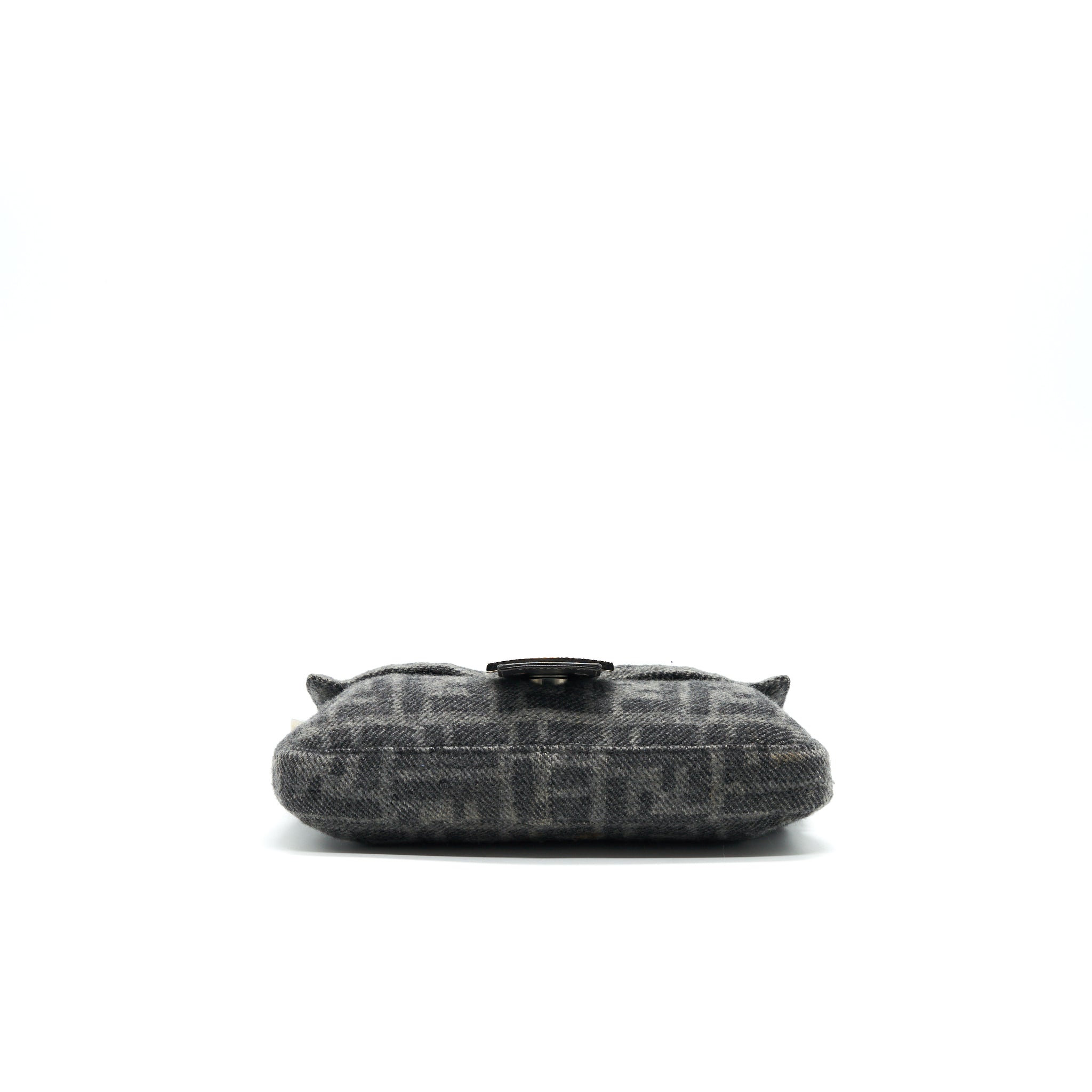 fendi-baguette-in-tweed-grey