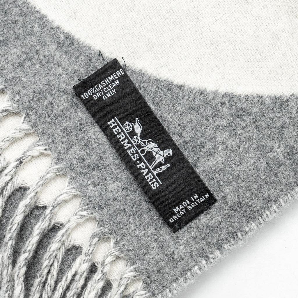 hermes-casaque-charms-muffler-cashmere-gris-clair-ivory