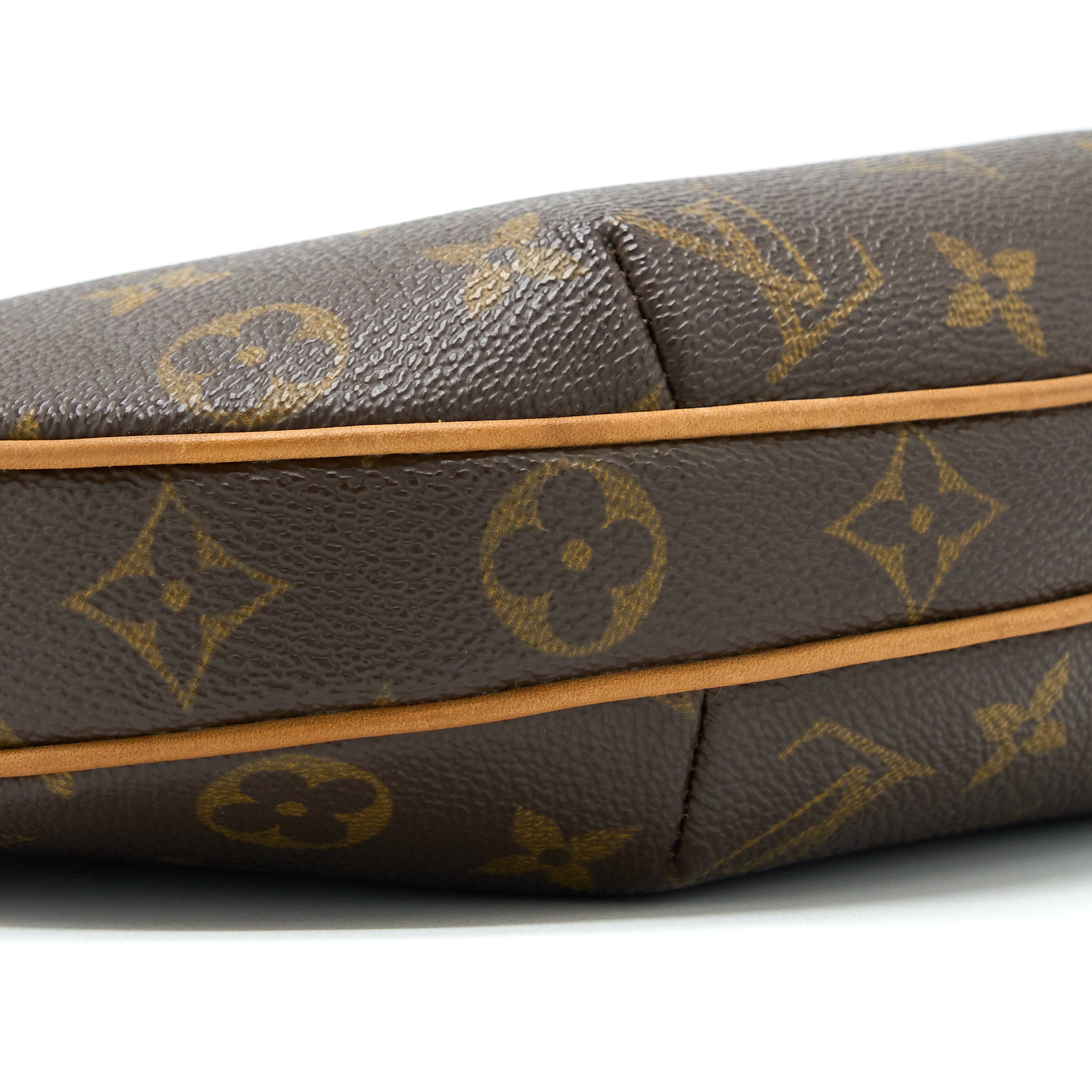 louis-vuitton-croissant-bag-monogram-canvas-ghw