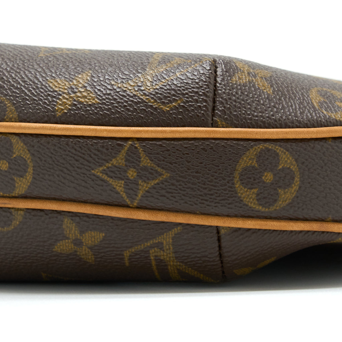 louis-vuitton-croissant-bag-monogram-canvas-ghw