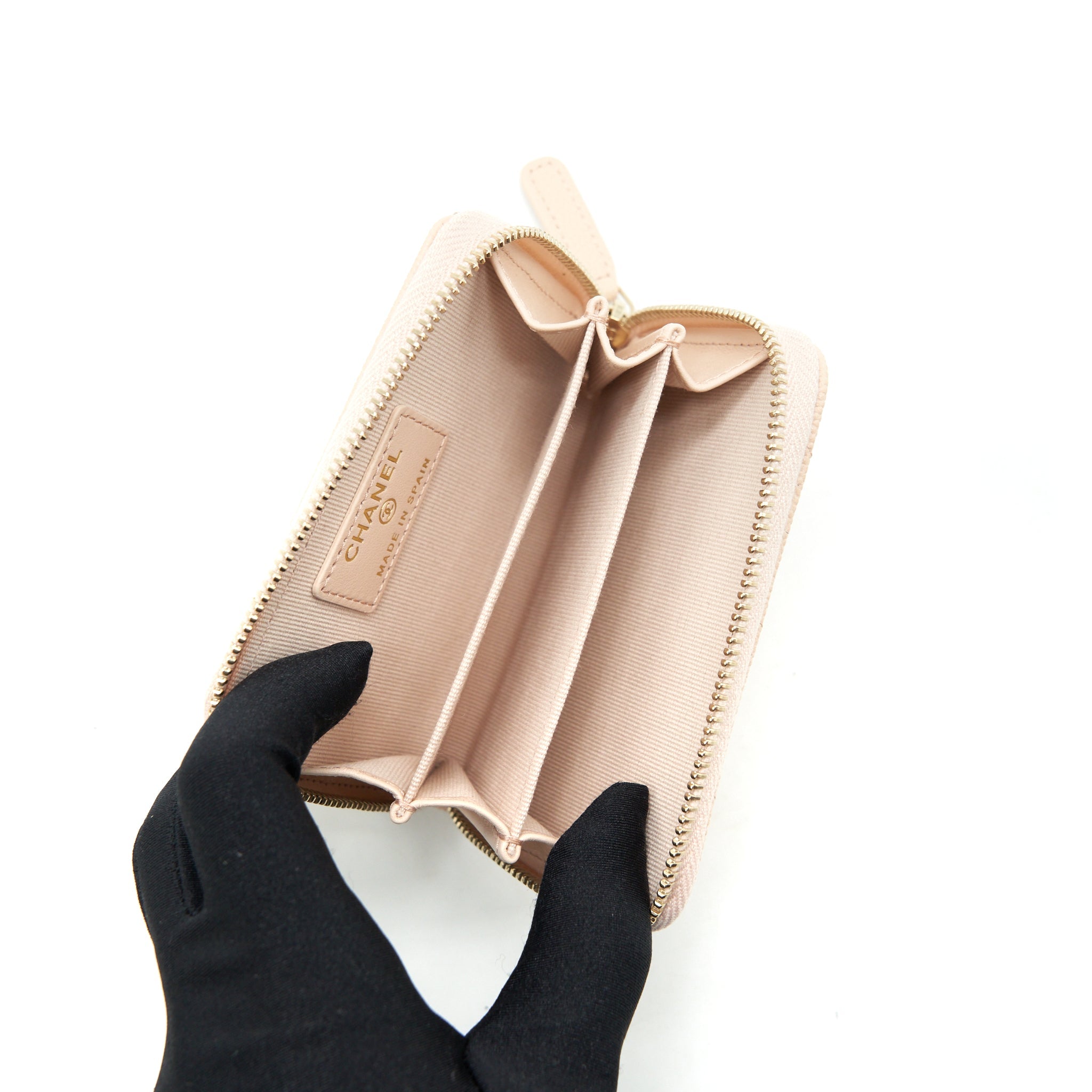 chanel-22c-zippy-card-holder-caviar-light-beige-lghw