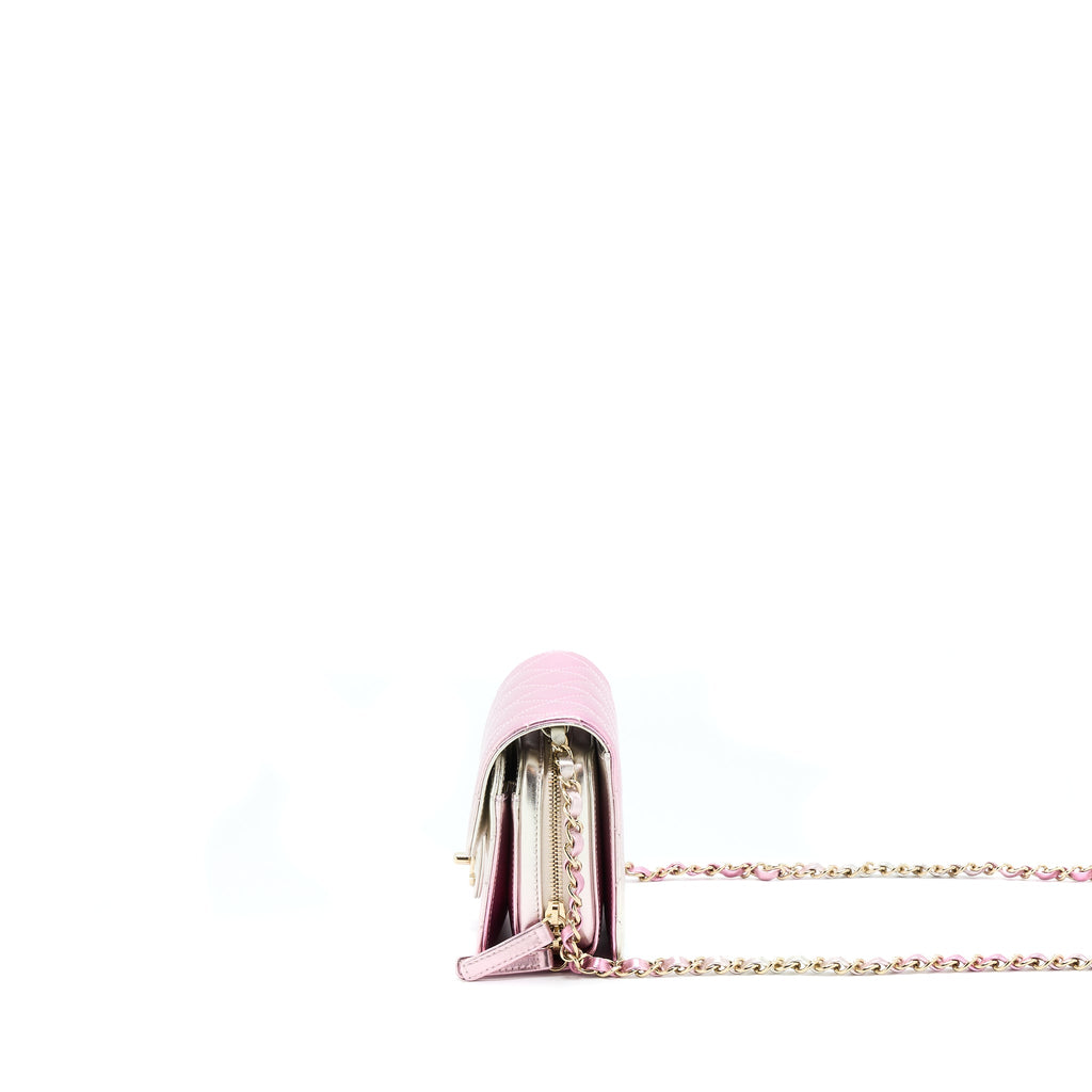 chanel-21p-crossbody-flap-bag-lambskin-iridescent-pink-lghwmicrochip
