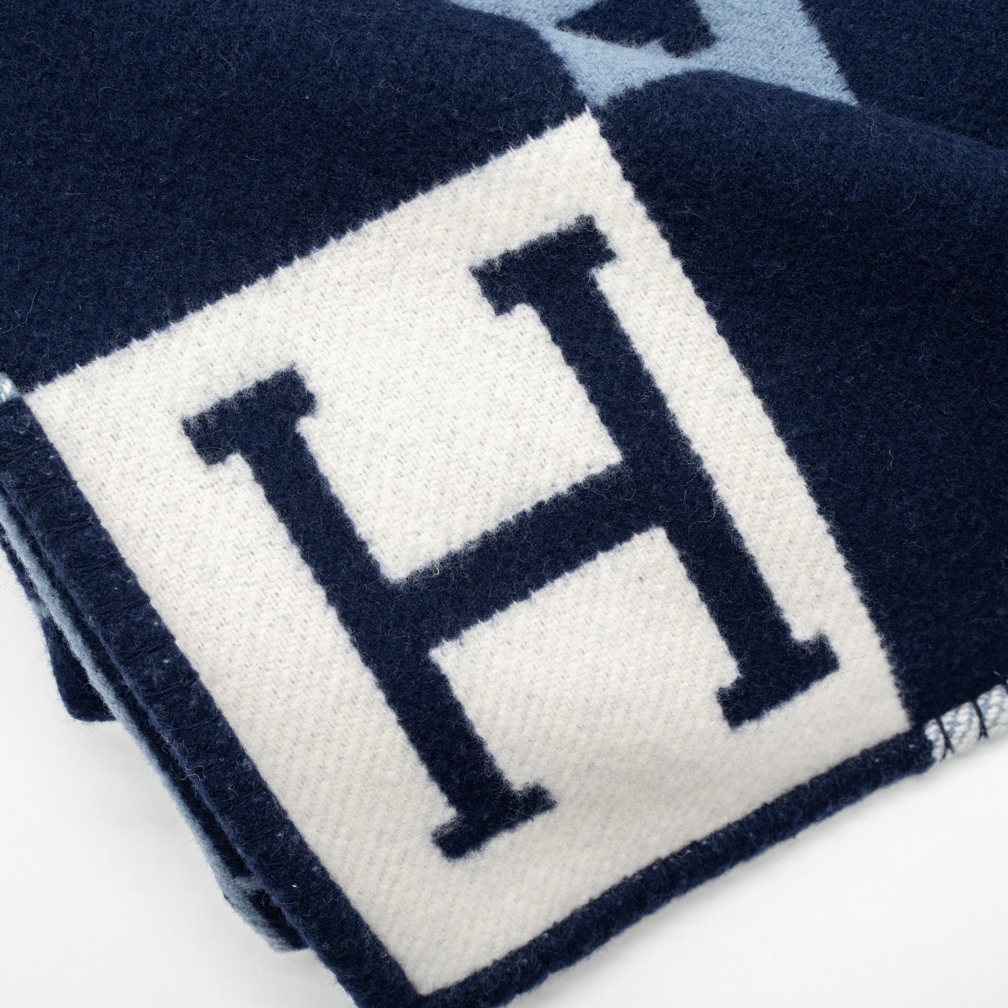 hermes-avalon-thrown-blanket-ecru-caban-1