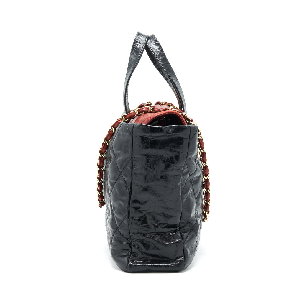 chanel-calfskin-tote-bag-with-chain-black-and-red-ghw