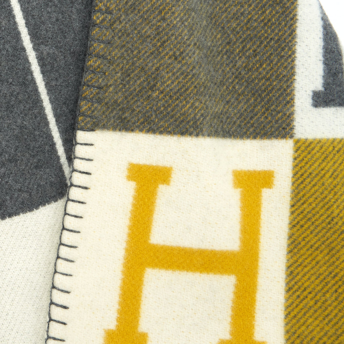 hermes-avalon-throw-blanket-gris-soleil