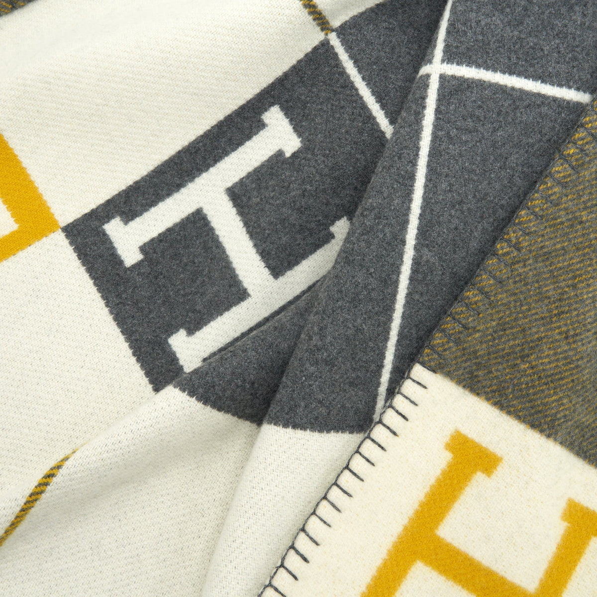 hermes-avalon-throw-blanket-gris-soleil
