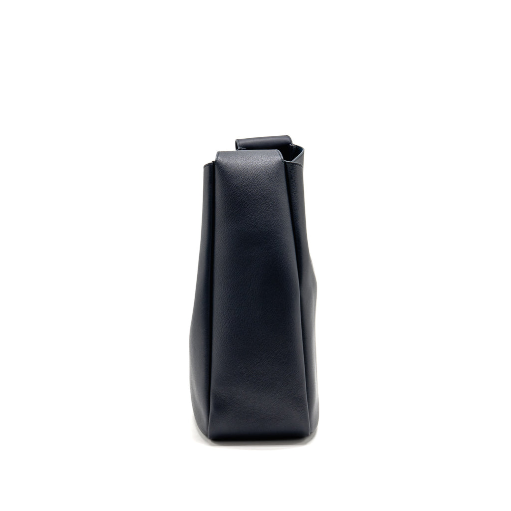 saint-laurent-ysl-le-5-a-7-supple-large-bag-grained-calfskin-bleu-abysse-ghw
