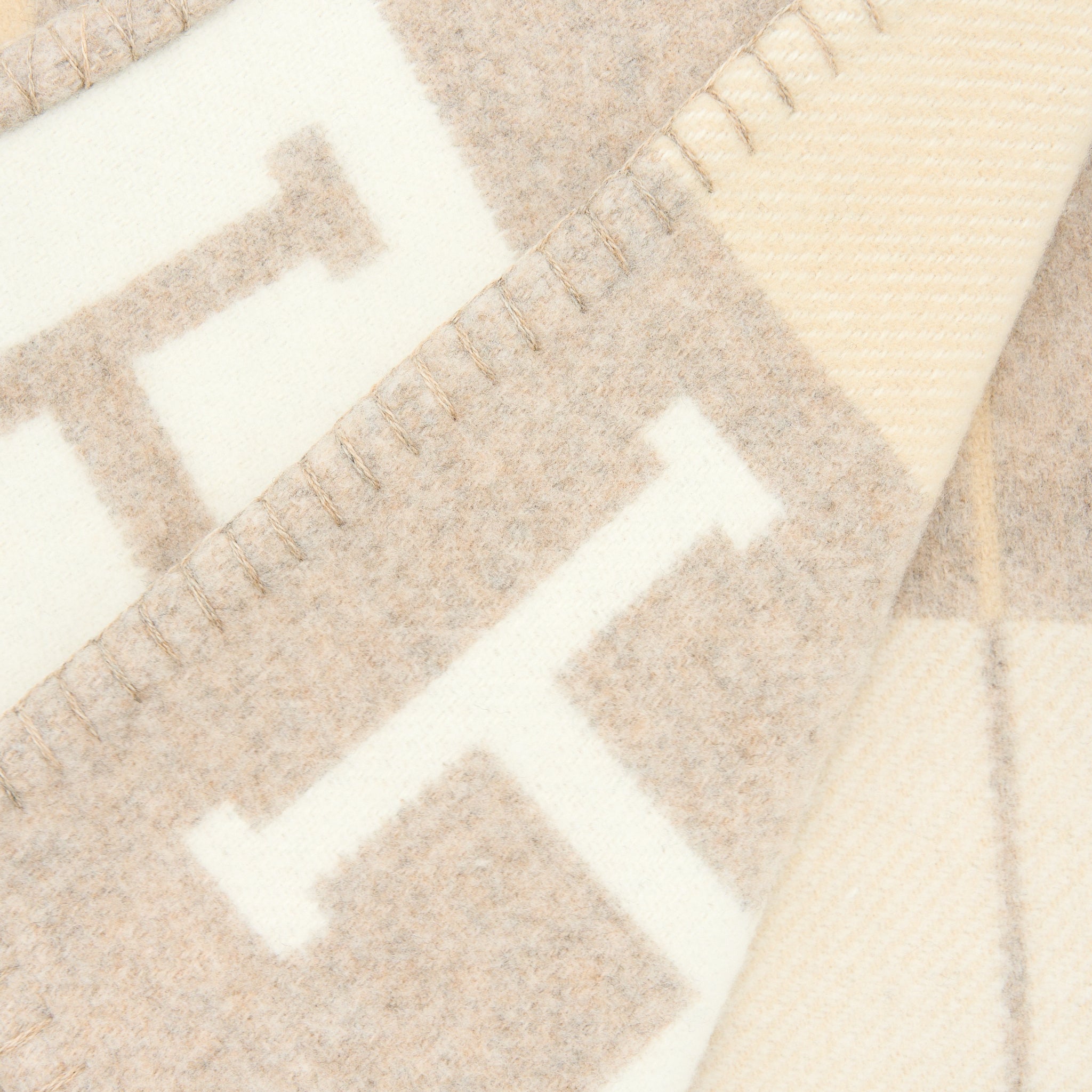 hermes-avalon-throw-blanket-camemille