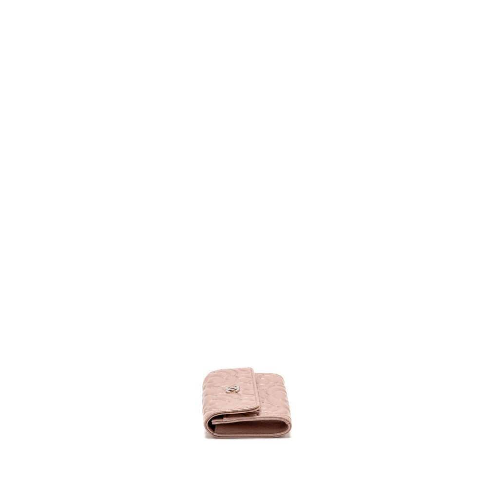chanel-flap-card-holder-camellia-embossed-calfskin-pink-shw