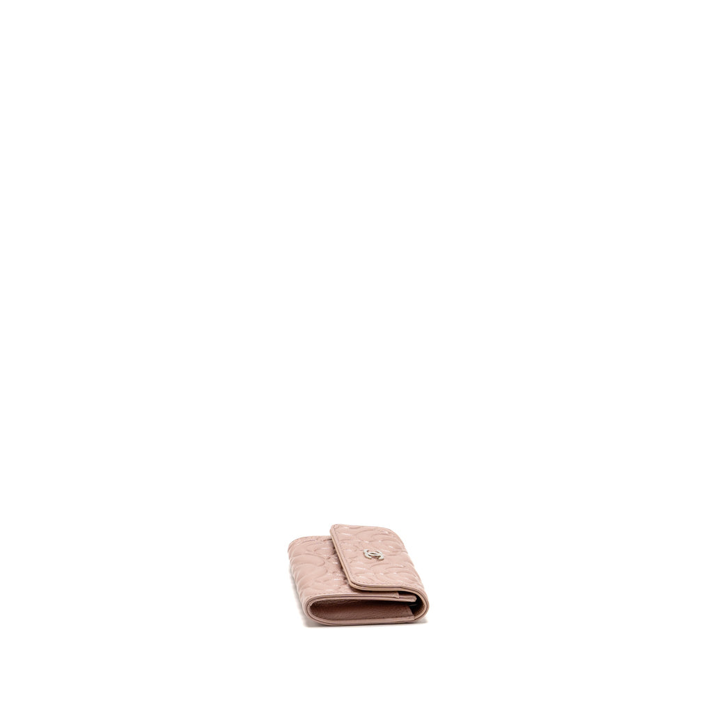 chanel-flap-card-holder-camellia-embossed-calfskin-pink-shw