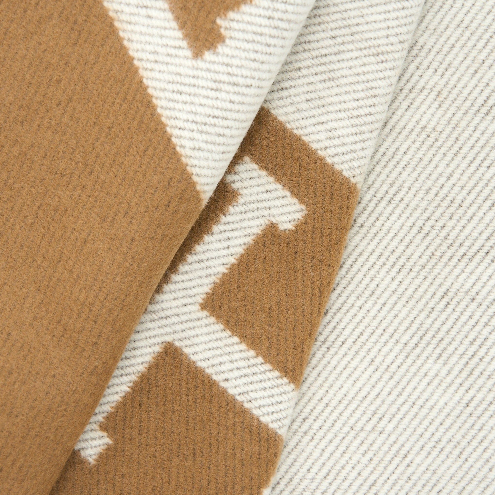 hermes-avalon-throw-blanket-ecru-camel-1