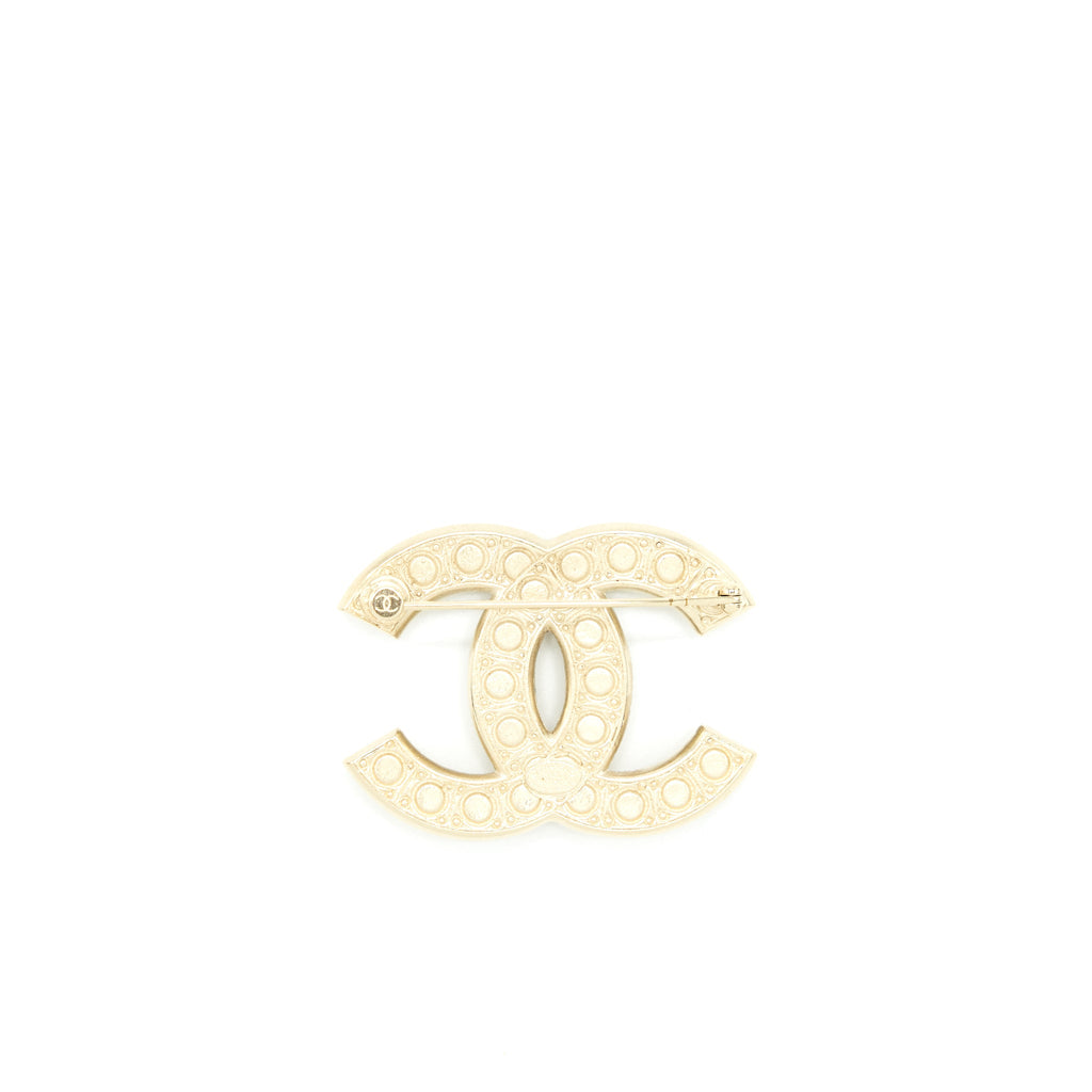 chanel-21p-glass-pearls-crystal-brooch