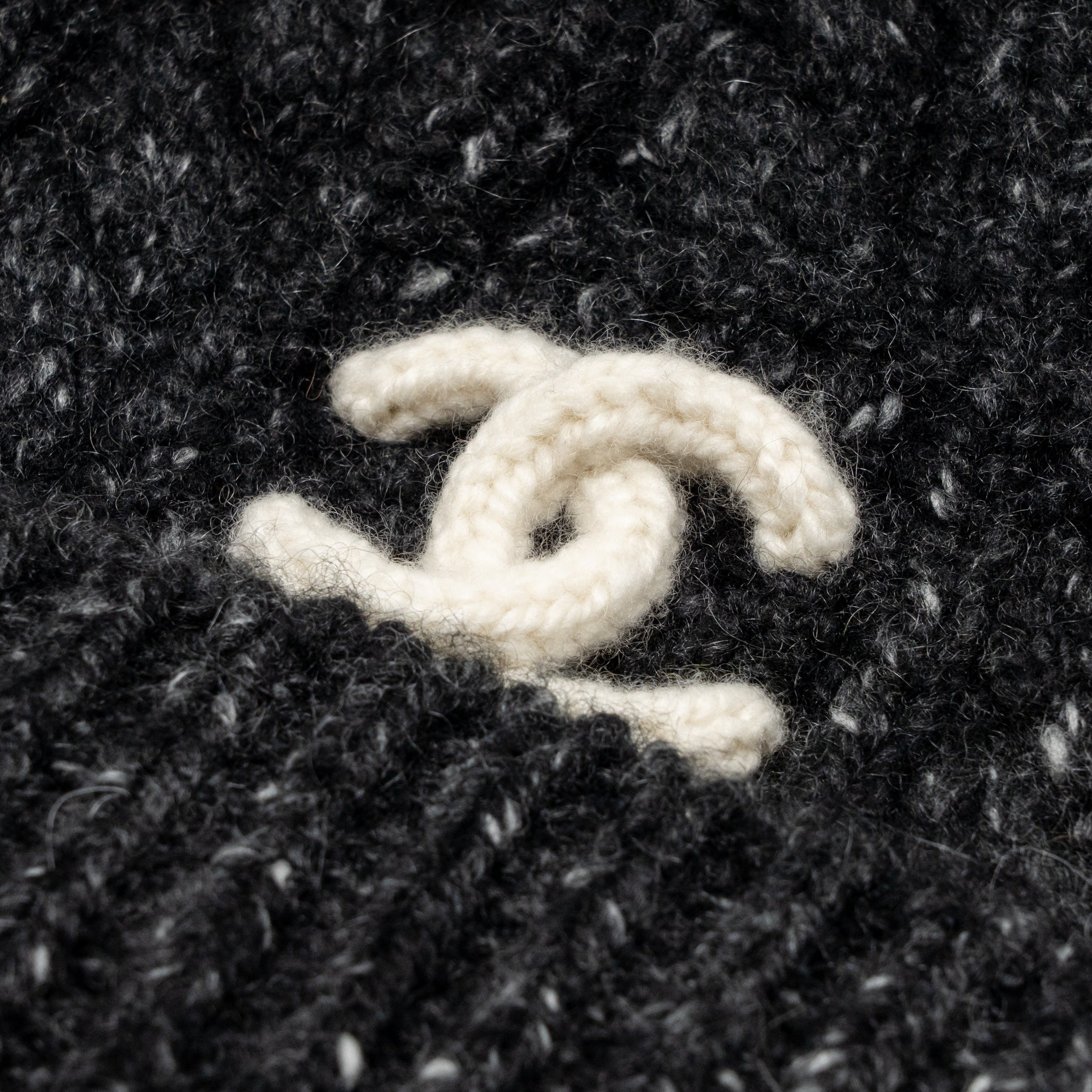 chanel-26a-cc-beanie-cashmere-black-white