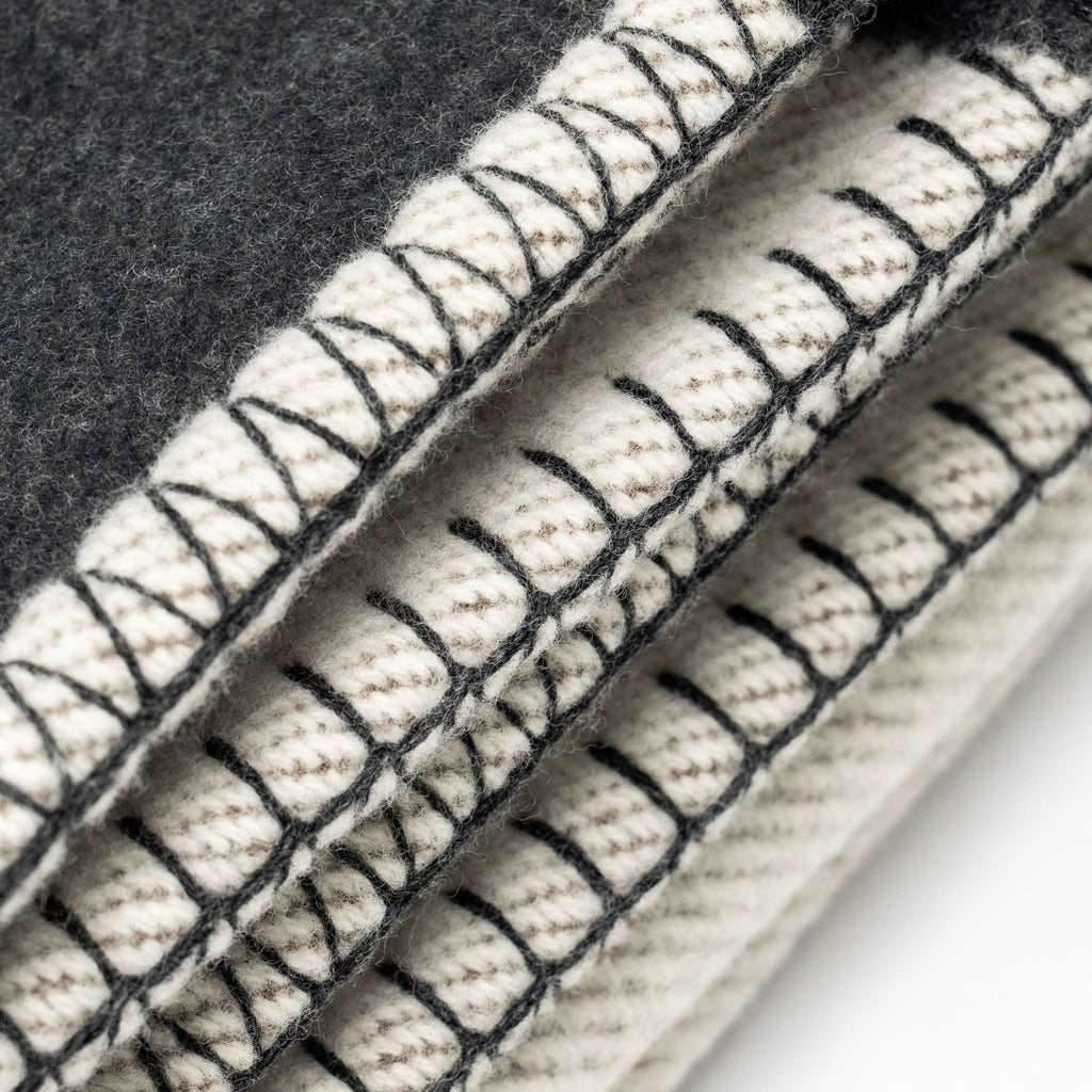 hermes-avalon-throw-blanket-wool-ecru-noir